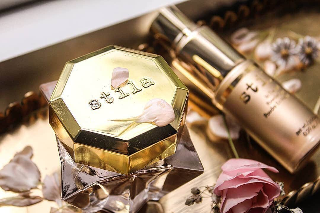 Stila Cosmeticsさんのインスタグラム写真 - (Stila CosmeticsInstagram)「In a love affair with our skin care 💝 Lingerie Soufflé Skin Perfecting Color’s opulently-whipped, refreshingly lightweight texture blurs imperfections without weighing skin down! Set it using our In The Buff Powder Spray for a matte finish that lasts all day ⌛ 📸: @cateyesandchai Available @ultabeauty #regram #ulta #lingeriesouffle #stilacosmetics #freshface」7月31日 23時43分 - stilacosmetics