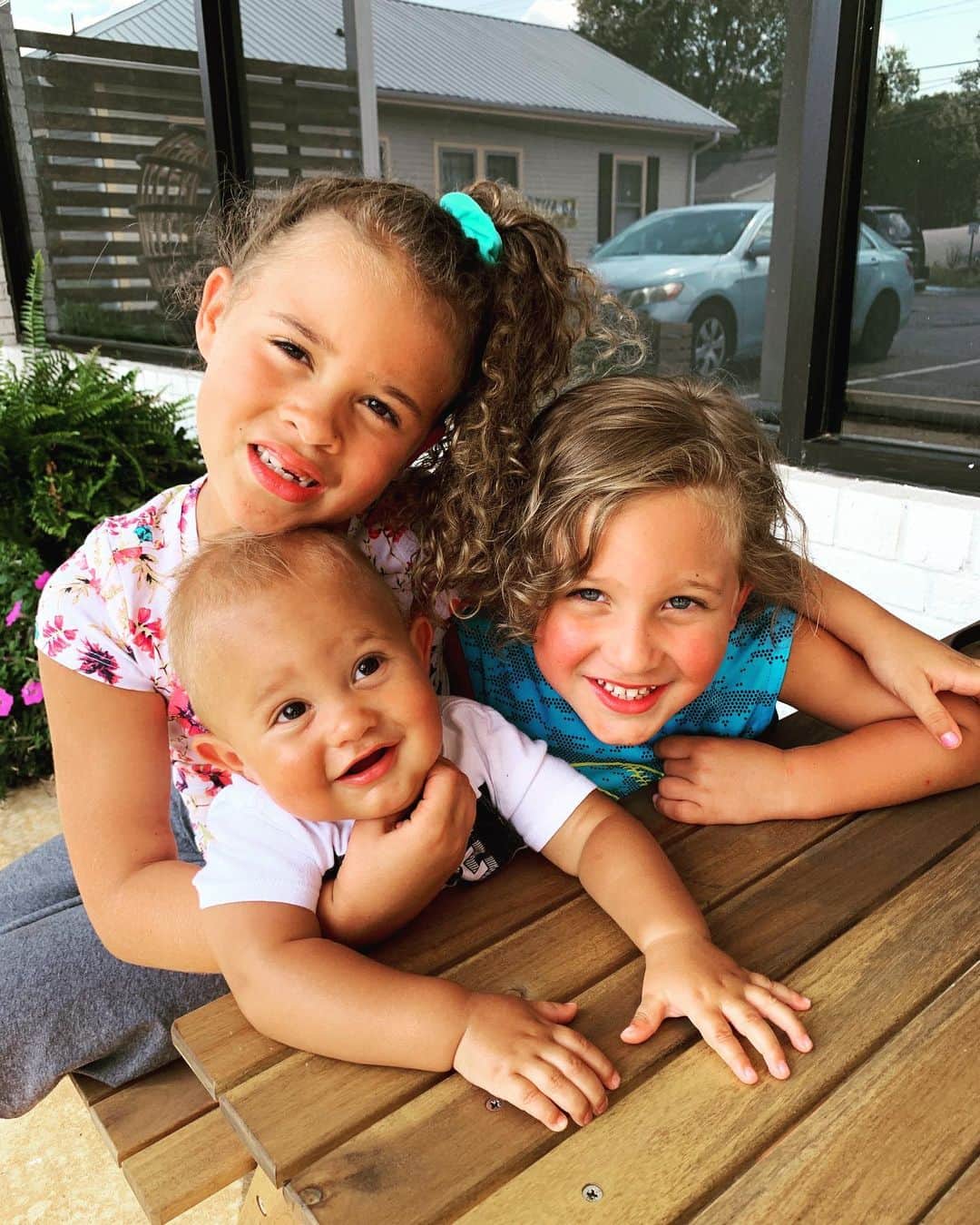ブリット・ニコルのインスタグラム：「Mommy gets coffee, they get chocolate milk, and everybody’s happy! 🥰」