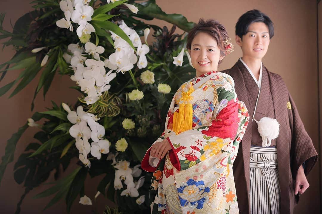 スタジオアクア新宿店さんのインスタグラム写真 - (スタジオアクア新宿店Instagram)「🌼生花と撮れるスタジオ🌼⠀ ⠀ 新宿店の「屋内庭園スタジオ」「ハウススタジオ」に生花が入りました♡⠀ 8月末まで撮影が出来ます！⠀ この機会にぜひご利用ください！！⠀ ⠀ 対象プラン：⠀ 和装屋内庭園スタジオ、和装ハウススタジオ、洋装ハウススタジオ⠀ ※和装スタジオ、洋装スタジオは無地背景紙のみの撮影となります。⠀ ⠀ ⠀ 【年間30,000組の花嫁から選ばれるスタジオ】⠀ 結婚写真・フォトウェディング専門のフォトスタジオ⠀ ▹▸ 全国17店舗展開⠀ AQUA(渋谷/新宿/浅草/横浜/富士),⠀ TVB(大阪/京都/奈良/神戸),⠀ 名古屋8, 福岡AN,沖縄SUNS, 北海道SOLA⠀ 公式アカウント➜ @decollte_weddingphoto⠀ ⠀ #屋内庭園スタジオ #和装ハウススタジオ #ハウススタジオ⠀ #d_weddingphoto #studioaqua #スタジオアクア #スタジオアクア新宿店 #ウェディングフォト #ブライダルフォト #フォトスタジオ #フォトウェディング #前撮り #後撮り #結婚写真 #洋装前撮り #洋装後撮り #和装前撮り #和装後撮り #ウェディング #ブライダル #プレ花嫁 #卒花嫁 #結婚式準備 #関東花嫁 #2019夏婚 #2019秋婚 #令和婚 #ヘアメイク #ブライダルヘア」7月31日 23時49分 - studioaqua.shinjuku