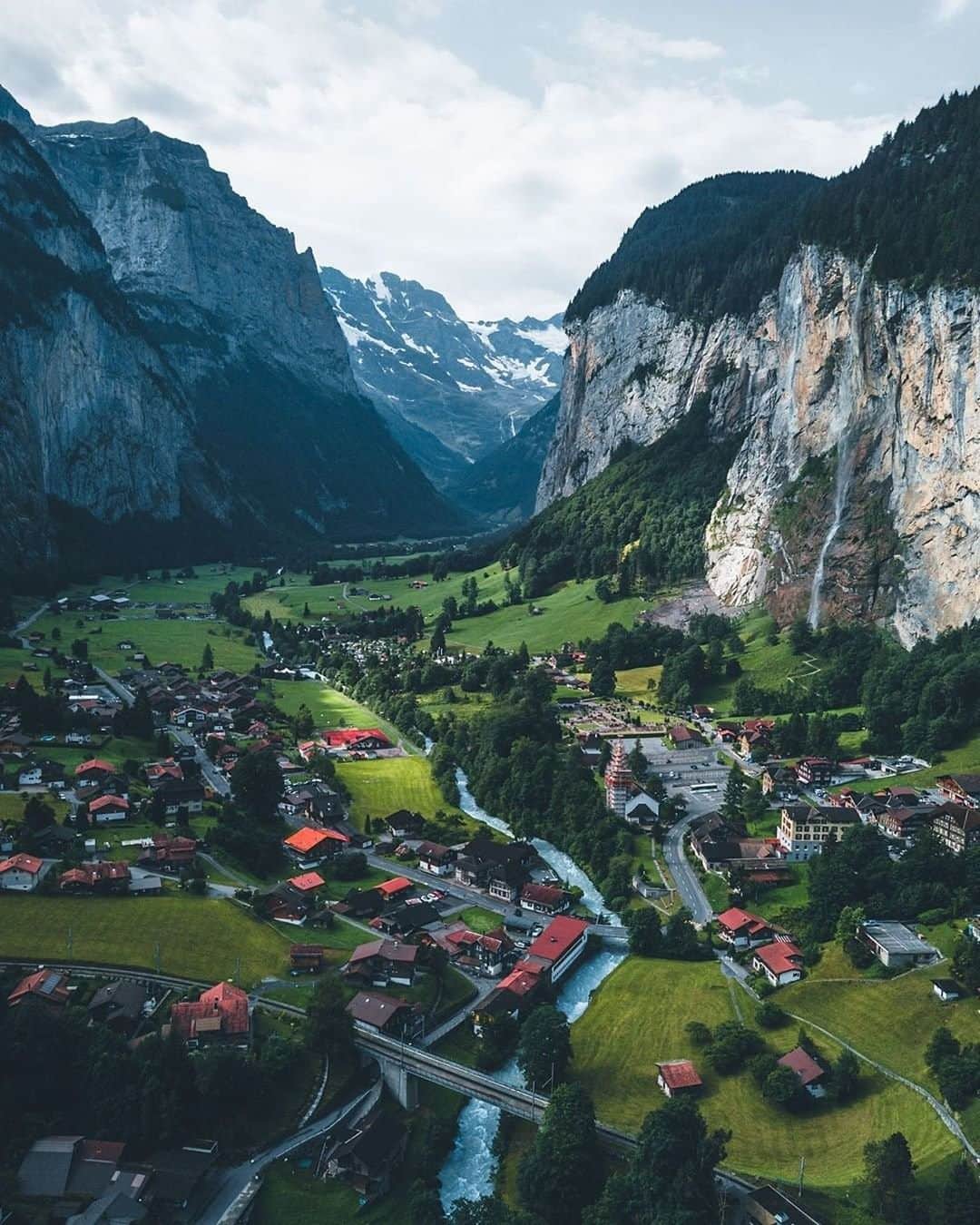 Travel + Leisureさんのインスタグラム写真 - (Travel + LeisureInstagram)「The lovely Lauterbrunnen 😍Get our Switzerland travel guide at the link in bio! #tlpicks courtesy of @tom_juenemann」7月31日 23時50分 - travelandleisure