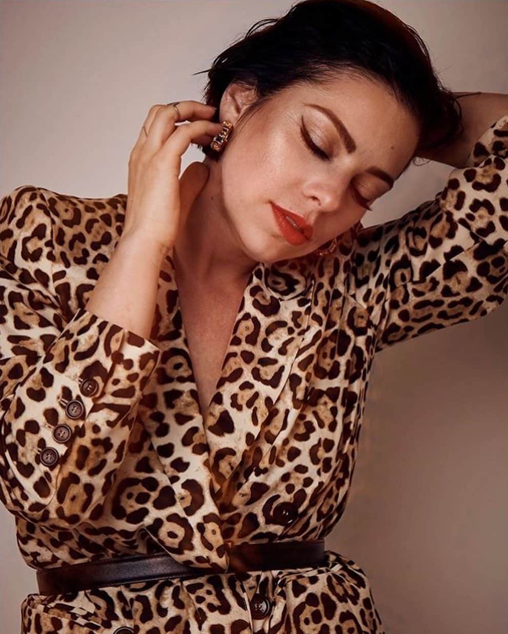 のインスタグラム：「Happy Wednesday! @krysta_rod is wearing our Clear Quartz Hoops, available in various colors. ✨  Tap for details  Via @kaemanningstudio 🧡 . . . . . #jewelrydesign #jewelrydesigner #newyorkfashion #madeinusa #bounkit #bounkitnyc #shoponline #onlineboutique #handmadejewelry #newyork #showroom #interchangeablejewelry #bounkit #bounkitnyc #clearquartz #hoops」