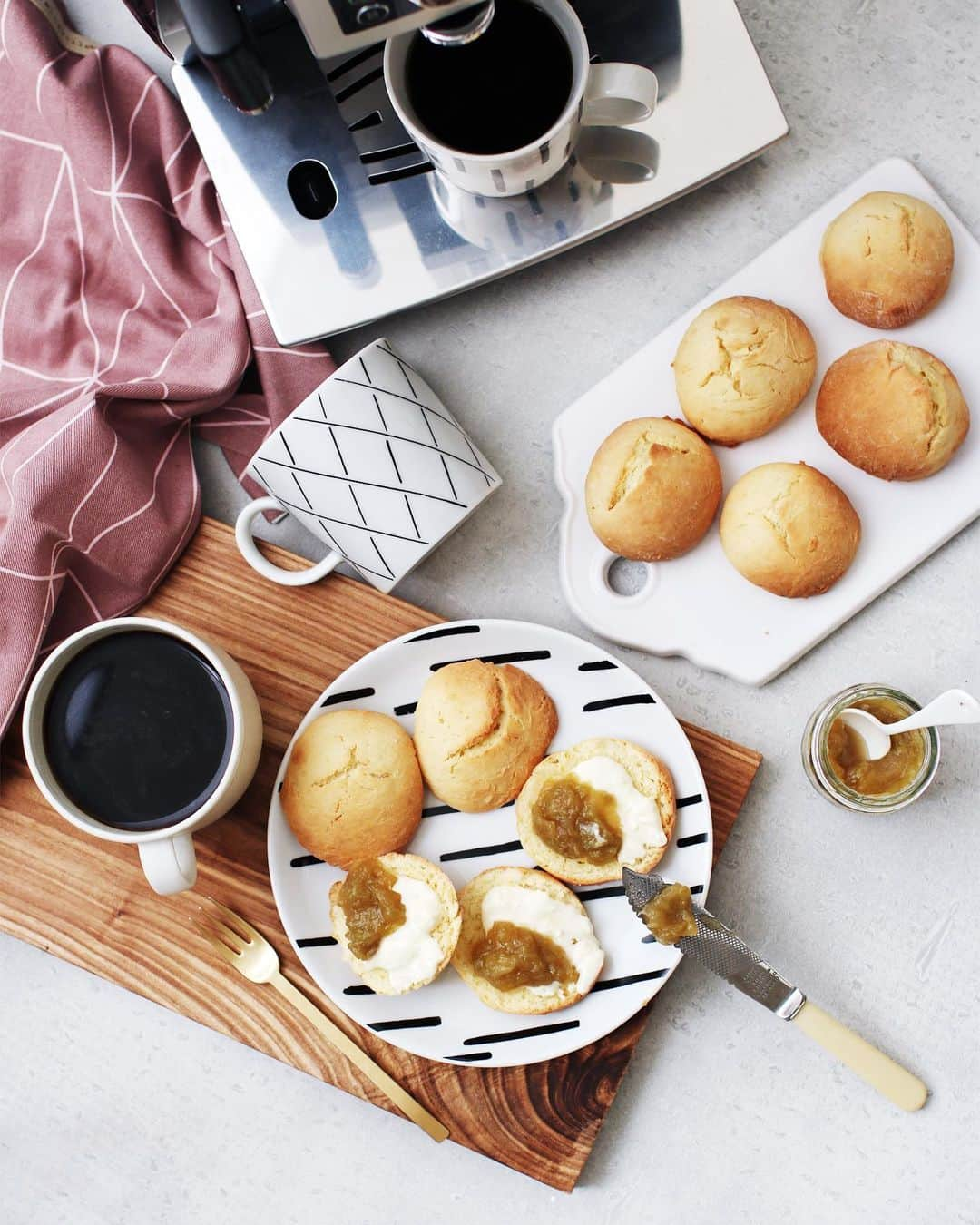 utoshさんのインスタグラム写真 - (utoshInstagram)「Scone with rhubarb jam. スコーン作ってみました！ ルバーブのジャムと合わせて！ . #デロンギ #delonghi #デロンギコーヒーマシン #デロンギスタ #delonghista #DeLonghiMoments #デロンギ全自動コーヒーマシン #デロンギのある暮らし . . #ellegourmet#lunch#brunch#breakfast#foodporn#instagramjapan#vsco#IGersJP#onthetable#ランチ#おうちカフェ#うちごはん#暮らし#cooking#homemade#おうちごはん#朝ごはん#japanesebreakfast」7月31日 23時56分 - utosh