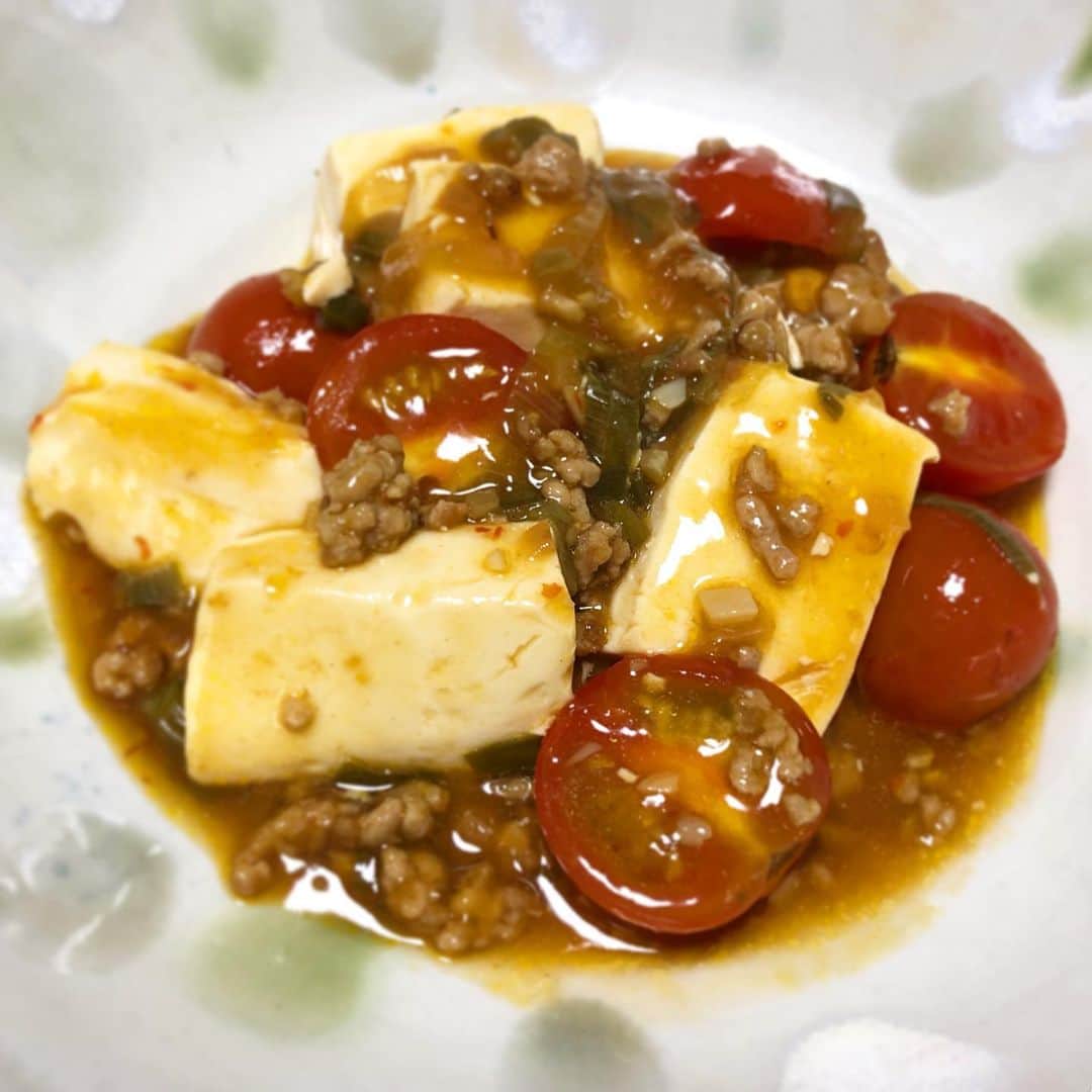 馬渕史香のインスタグラム：「ミニトマトの麻婆豆腐 美味しくできたー  冷蔵庫レシピに追加しときました  #ミニトマト #麻婆豆腐  #ふみかごはん  #あしざわ家 #レシピ #recipe #ずぼらレシピ #主婦 #macaronimate -- #japanese #japanesefood  #food #instafood  #foodstagram」