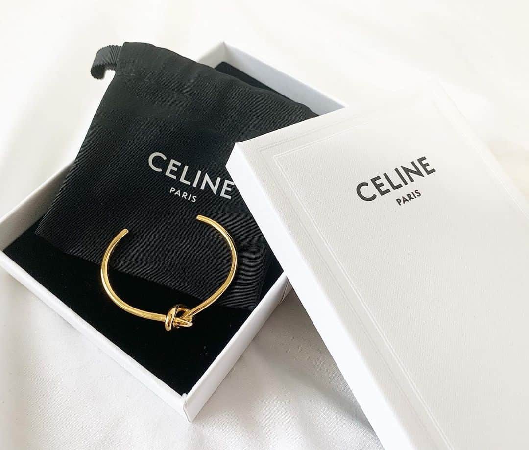 のインスタグラム：「焼けた肌にも似合うゴールドのブレスレットかわいすぎる🥺 . #CELINE #bracelet#accessory#bangle#gold#cute#cool#simple#fashion#summer #セリーヌ#バングル#ノットブレス#セリーヌアクセ#アラサーファッション #やっぱりインスタにあげたくなる #そういう女子見てイライラするタイプなのに😂 #結局私も同じ部類😂 #でもロゴは前の方が好き」