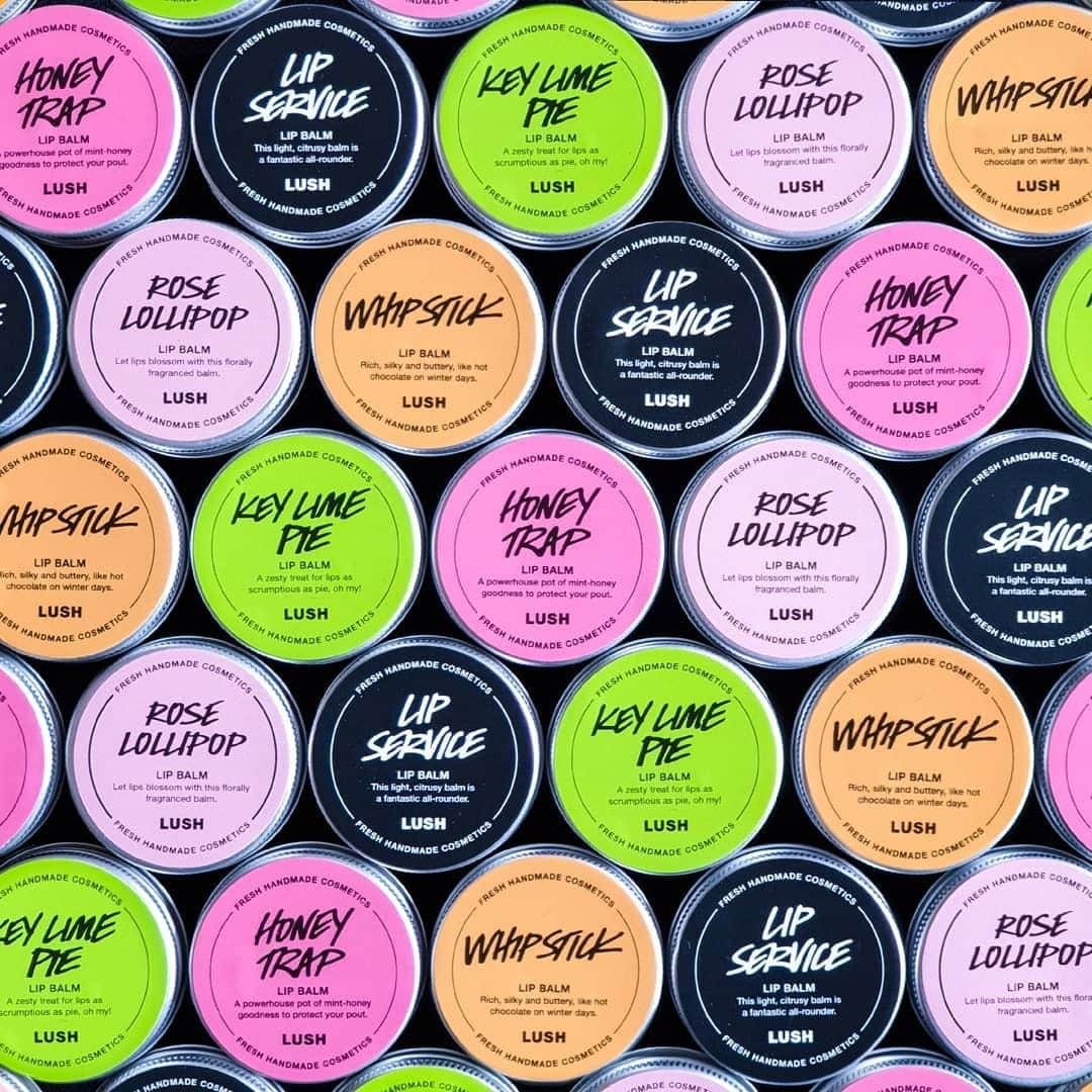 LUSH Cosmeticsさんのインスタグラム写真 - (LUSH CosmeticsInstagram)「Chapped lips don't stand a chance. Give smooth smooches 💋 with our buttery and nourishing lip balms. Link in bio to shop. 👄😘 / 📸: @lushmiltonkeynes⁠ *⁠ *⁠ *⁠ *⁠ *⁠ #beauty #lips #makeup #lipstick #crueltyfree #skincare #makeupaddict #makeuplover #makeuplove #handmade #lipbalm #crueltyfree #crueltyfreebeauty #bblogger #green」8月1日 0時00分 - lushcosmetics