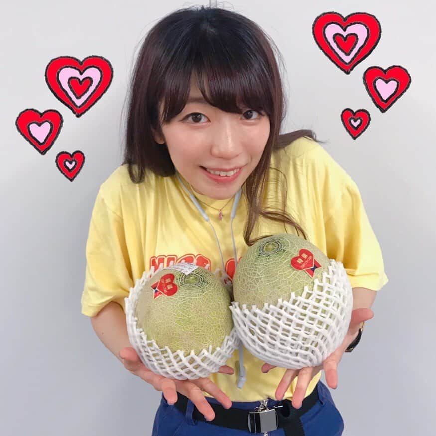 ぱいぱいでか美のインスタグラム：「友達の友達が農家で、事務所宛にメロンを贈ってくださいました……！ ꙳ #メロン #デカメロン伝説 #パーフェクトミュージック #社長 #ポーズ #指示 ꙳ 友達の友達の農家の方〜〜〜！！！ ありがとうございました❤︎ たくさん頂いたので、事務所の方や友達と分けさせてもらいました。 私も早速今日お友達と食べました☻ めっちゃ瑞々しくて美味しかった〜！ なんかもはや、もう、肉みたいな凄みがあった。 めちゃくちゃ嬉しかったです。 ごちそうさまでした！ メロン持ってたら事務所にいた社長から やっぱこうやって持って写真撮るっしょ！って言われたんで撮りました卍卍卍 . 8月8日はぱいぱいの日まであと1週間！早！ もっと先の感じしてたけど！ TIF終わってすぐって感じですね！ というわけで夏なんだから楽しみましょうね！ ぼけっとしてないでね！ ハイライトからチケットのリンク飛べますのでね！ 思い立ったがアクセスですからね！ よろしくお願いしまーす！ ☆☆☆☆☆☆☆☆ 8/8木 19:00〜 西永福JAM JABBA DA FOOTBALL CLUB ぱいぱいでか美withメガエレファンツ 2マンライブですッッッッッ」