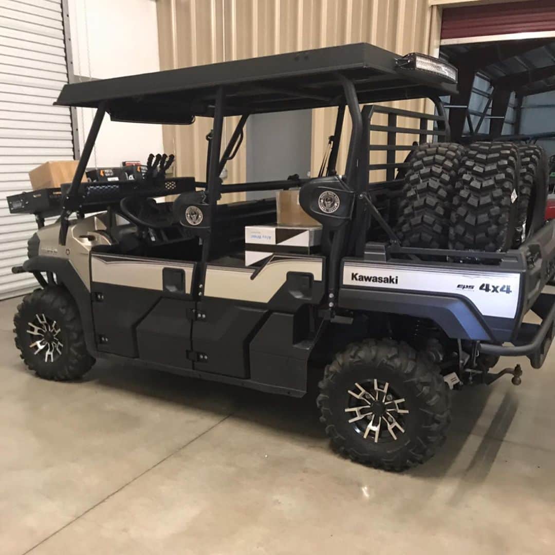 ストーン・コールド・スティーブ・オースチンのインスタグラム：「Getting a lift on my Mule PROFXT before hunting season starts. Northern Nevada country is a lot different than South Texas. Installing 4 inch portal gear lift with 15% gear reduction and 30” tires.  @kawasakiusa Mule  @superatv_com  @nevadahuntingservices  #beast #4X4 #project  #staytuned」