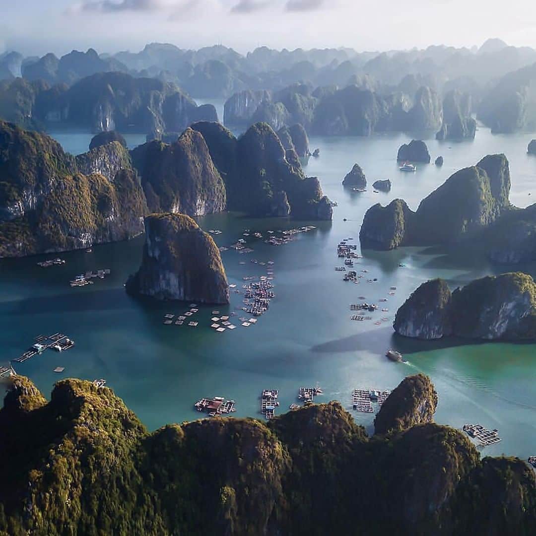 エールフランスのインスタグラム：「You could be there, standing on one of these boats, finding your way on the emerald waters of the Ha Long bay.  Vous pourriez être là, debout sur l’un de ces bateaux qui se faufilent sur les eaux émeraude de la baie d'Ha Long. 📸 Merci @ali_olfat  #AirFrance #Franceisintheair」