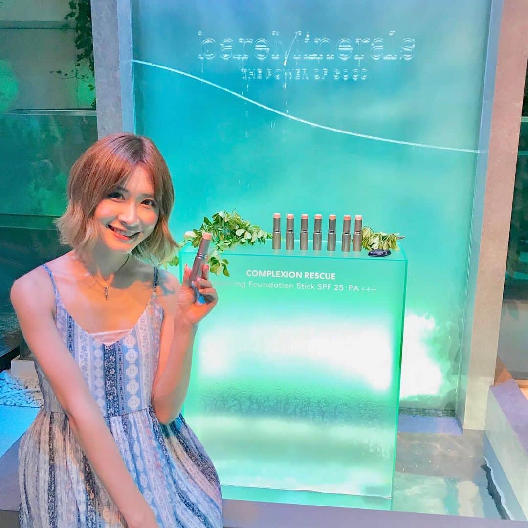 TONEAYUさんのインスタグラム写真 - (TONEAYUInstagram)「今夜は、ベアミネラルのパーティーへ🥂🌿✨﻿ ﻿ 最近、ベアミネラルのリキッドファンデ愛用してるから新作めっちゃ楽しみだった❤️﻿ ﻿ スティックタイプのファンデは、ツヤとお肌のフィット感がすごい🥺✨﻿ ﻿ 夏に持ってこい！！メイク直しにも🙆‍♀️﻿ ﻿ 明日から使うの楽しみすぎる🥰﻿ ﻿ ヨーヨーやったら、まさかの一気に二個取れたw﻿ ﻿ 興奮した👈﻿ ﻿ #みずごこちファンデ #CRスティック #スティックファンデーション #クリーンビューティー #CRスティックローンチイベント #ベアミネラル  #新作コスメ #ヘイリービーバー #cosme #beauty #party ﻿」8月1日 0時11分 - toneayu