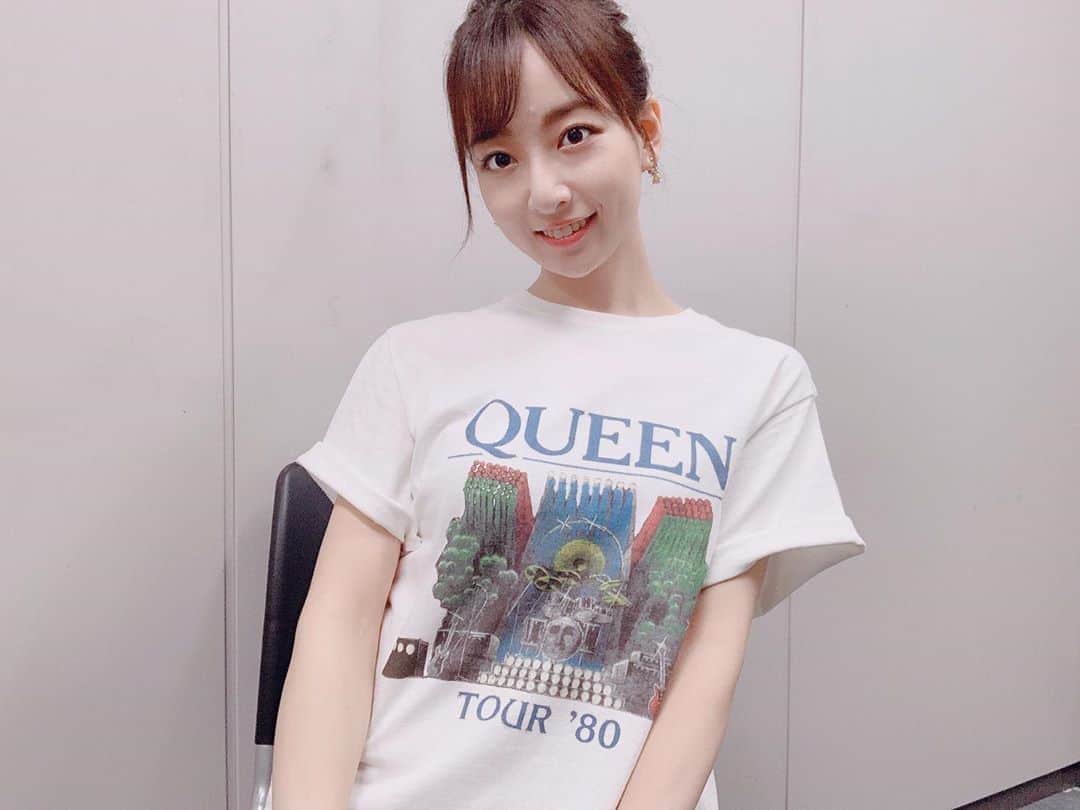 長谷川萌美さんのインスタグラム写真 - (長谷川萌美Instagram)「. . SHOWROOM配信 ありがとうございました！！ . 今日は、 #queen のTシャツでした❤️😆 . また来週☺️♪ .  #萌服 #tshirt #showroom #tシャツ #fashion #snidel #ロゴ #white #summer #夏 #配信 #毎週水曜日 #22時から #ありがとうございました #🎵」8月1日 0時07分 - moemi_hasegawa