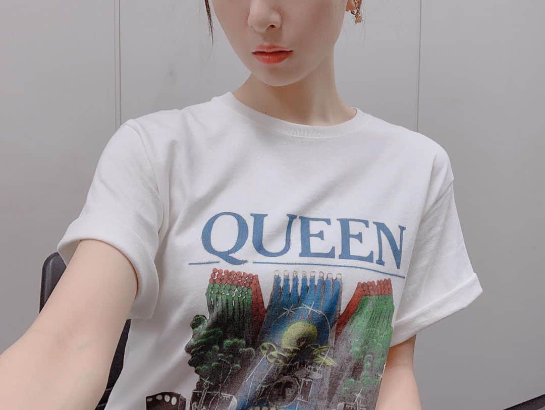 長谷川萌美さんのインスタグラム写真 - (長谷川萌美Instagram)「. . SHOWROOM配信 ありがとうございました！！ . 今日は、 #queen のTシャツでした❤️😆 . また来週☺️♪ .  #萌服 #tshirt #showroom #tシャツ #fashion #snidel #ロゴ #white #summer #夏 #配信 #毎週水曜日 #22時から #ありがとうございました #🎵」8月1日 0時07分 - moemi_hasegawa