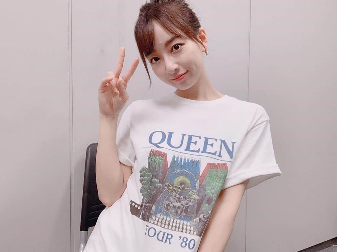 長谷川萌美さんのインスタグラム写真 - (長谷川萌美Instagram)「. . SHOWROOM配信 ありがとうございました！！ . 今日は、 #queen のTシャツでした❤️😆 . また来週☺️♪ .  #萌服 #tshirt #showroom #tシャツ #fashion #snidel #ロゴ #white #summer #夏 #配信 #毎週水曜日 #22時から #ありがとうございました #🎵」8月1日 0時07分 - moemi_hasegawa