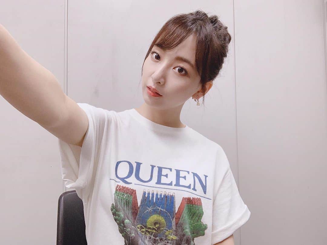 長谷川萌美さんのインスタグラム写真 - (長谷川萌美Instagram)「. . SHOWROOM配信 ありがとうございました！！ . 今日は、 #queen のTシャツでした❤️😆 . また来週☺️♪ .  #萌服 #tshirt #showroom #tシャツ #fashion #snidel #ロゴ #white #summer #夏 #配信 #毎週水曜日 #22時から #ありがとうございました #🎵」8月1日 0時07分 - moemi_hasegawa