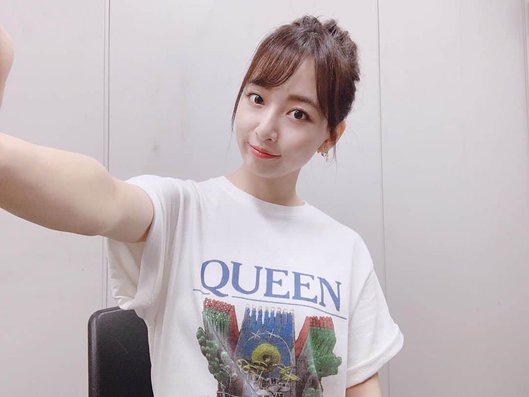 のインスタグラム：「. . SHOWROOM配信 ありがとうございました！！ . 今日は、 #queen のTシャツでした❤️😆 . また来週☺️♪ .  #萌服 #tshirt #showroom #tシャツ #fashion #snidel #ロゴ #white #summer #夏 #配信 #毎週水曜日 #22時から #ありがとうございました #🎵」