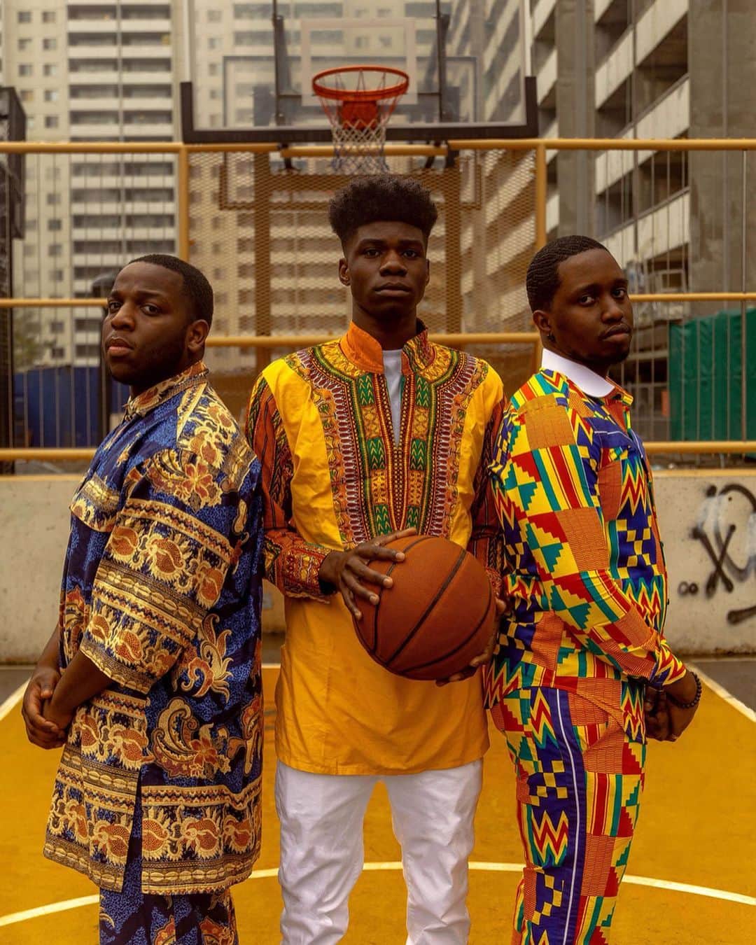 Vogue Italiaさんのインスタグラム写真 - (Vogue ItaliaInstagram)「Jump Ball by @oshane.howard. The game of basketball brings us all together. The atmosphere, competition, and stories impact our lives in a huge way. This series aims to highlight the blend between basketball and cultures across the African Diaspora. ‘I always like to establish a relationship and get to know the person before we start shooting. It doesn’t matter if modeling is their profession or not because everyone is human and should be treated as such.’ Keep reading the Q&A by @chiaranonino with the artist via link in bio. #OshaneHoward」8月1日 0時15分 - vogueitalia