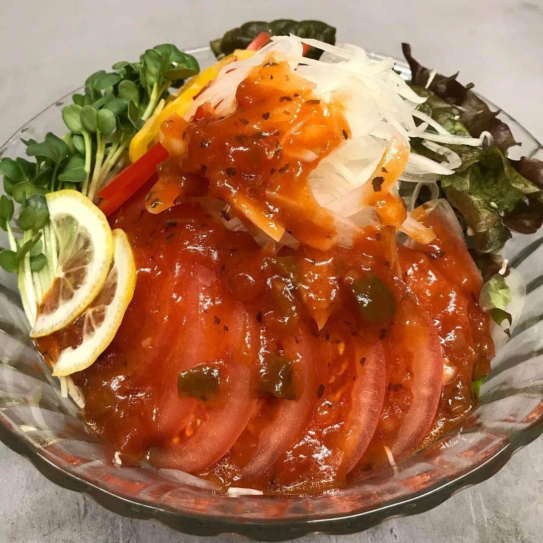 鶏魚 谷町のインスタグラム：「鶏魚です！しーちゃんです🎶 新メニューが始まりましたー*\(^o^)/* お酒に合う逸品、またまた増えております(*ˊ˘ˋ*)♡ よろしくお願いします♡ #新メニュー #逸品 #鶏魚 #大阪 #谷町四丁目 #駅近 #セルフ飲み放題 #地域最安値 #コース #座敷 #個室 #貝盛り放題 #ガンガン焼き #あさり #はまぐり #ホンビノス貝 #牡蠣 #さざえ #飲み会 #女将」