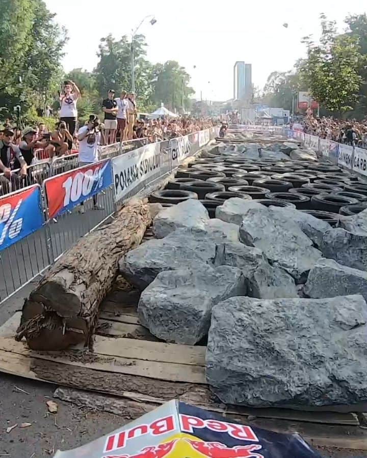 レッドブルのインスタグラム：「NOTHING can stop @taddyblazusiak not even 382730 boulders, 6727 logs, 265 tires and a 4ft u-bend ramp... roughly speaking 🙃 . Don't miss the action from Red Bull Romaniacs. 𝘓𝘪𝘯𝘬 𝘪𝘯 𝘣𝘪𝘰. @redbullmotorsports #iridewess #redbullromaniacs #wess #offroad #motocross #enduro #redbull #givesyouwings」