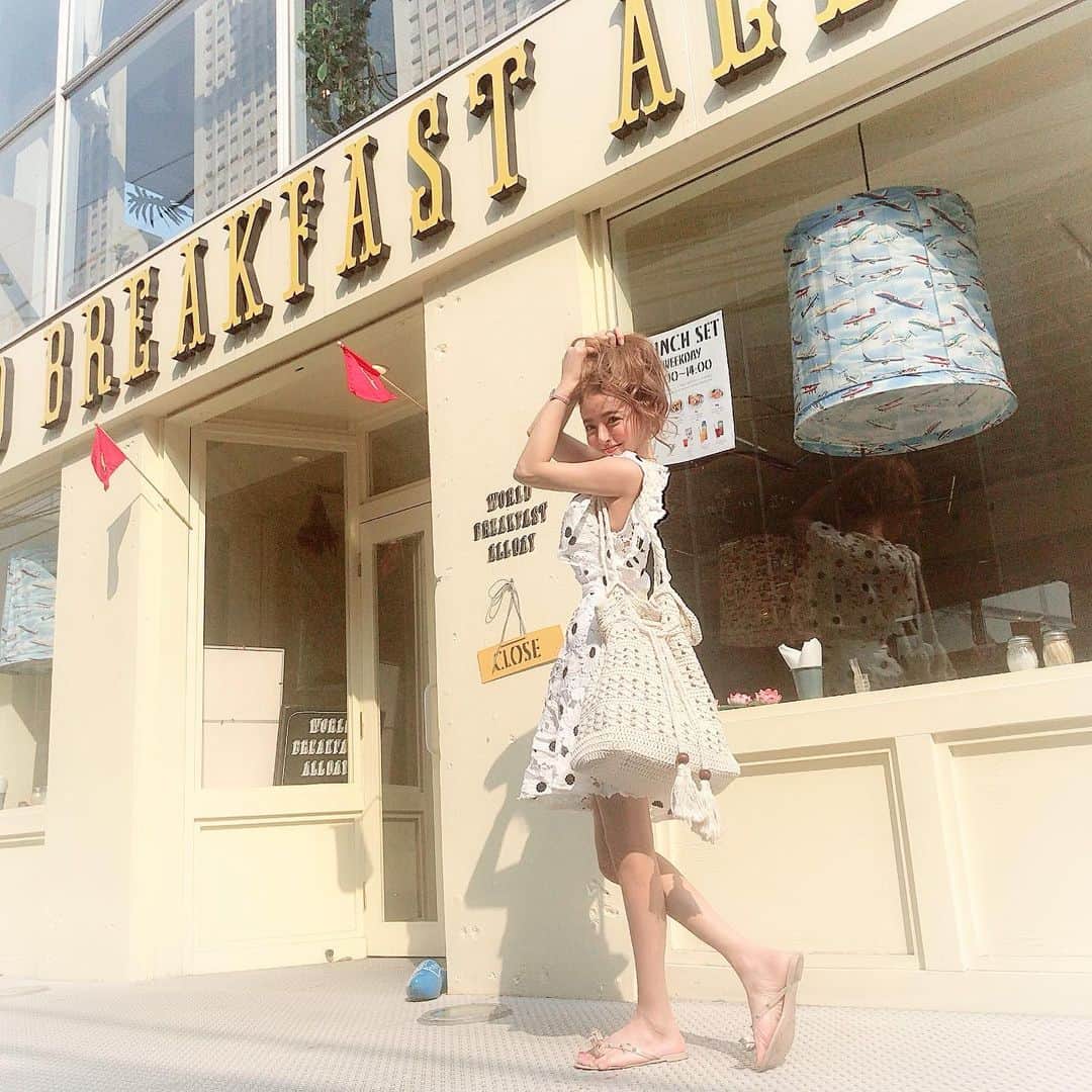ririさんのインスタグラム写真 - (ririInstagram)「今日は本当に... 暑かったぁぁあ（−＿−；）☀️ 汗だくだく💦だたょ😳💦 お洋服とカフェ☕️🍰が あってたからパシャり🤭🌻 @hyon100845 さんの ワンピース👗✨(=´∀｀)v  #cafe #ワンピース #ootd #表参道」8月1日 0時22分 - riri.ribon