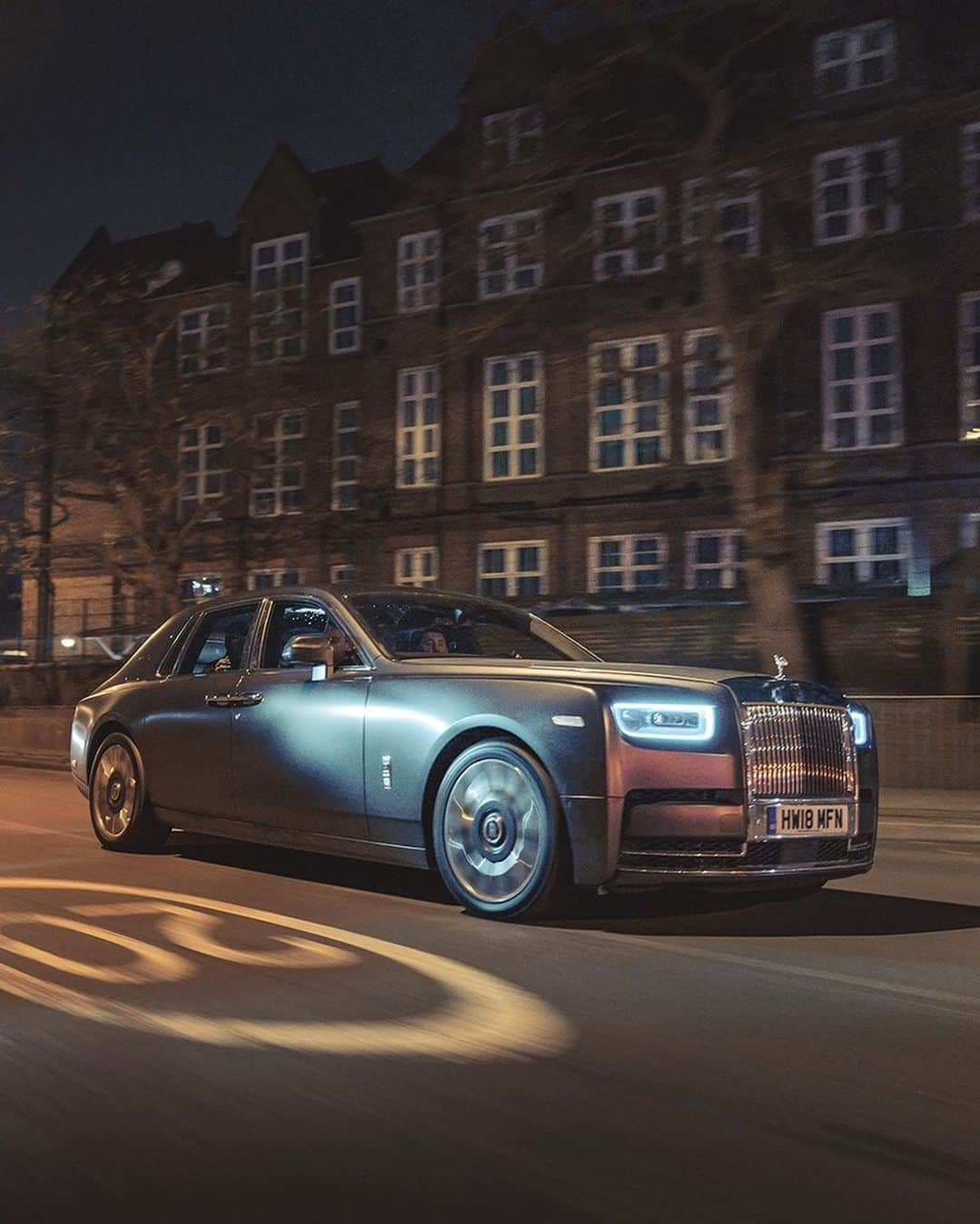 ロールス・ロイスさんのインスタグラム写真 - (ロールス・ロイスInstagram)「Showcasing an urban landscape. @mark_scenemedia captured Phantom in a fashion befitting of its spirit; disruptive, imperious and unapologetically contemporary.  #Phantom #RollsRoyce  CO2 emission: 329-328 g/km ; Fuel consumption: 19.5-19.6 mpg / 14.5-14.4 l/100km  The values of fuel consumptions, CO2 emissions and energy consumptions shown are determined according to the European Regulation (EC) 715/2007 in the version applicable at the time of type approval. The range shown considers optional equipment and the different size of wheels and tires available on the selected model and may vary during the configuration.  The values are already based on the new WLTP regulation and are translated back into NEDC-equivalent values in order to ensure the comparison between the vehicles. For the assessment of taxes or other duties based (at least inter alia) on CO2-emissions the CO2 values may differ to the values stated here.  Further information on official energy and fuel consumption and the official specific CO2 emissions of new passenger cars can be found in the “Guide to Fuel Consumption, CO2 Emissions and Electricity Consumption of New Passenger Cars”, which is available at all outlets free of charge and at http://carfueldata.direct.gov.uk in the United Kingdom, http://www.dat.de/angebote/verlagsprodukte/leitfaden-kraftstoffverbrauch.html in Germany, or your local government authority.」8月1日 0時23分 - rollsroycecars