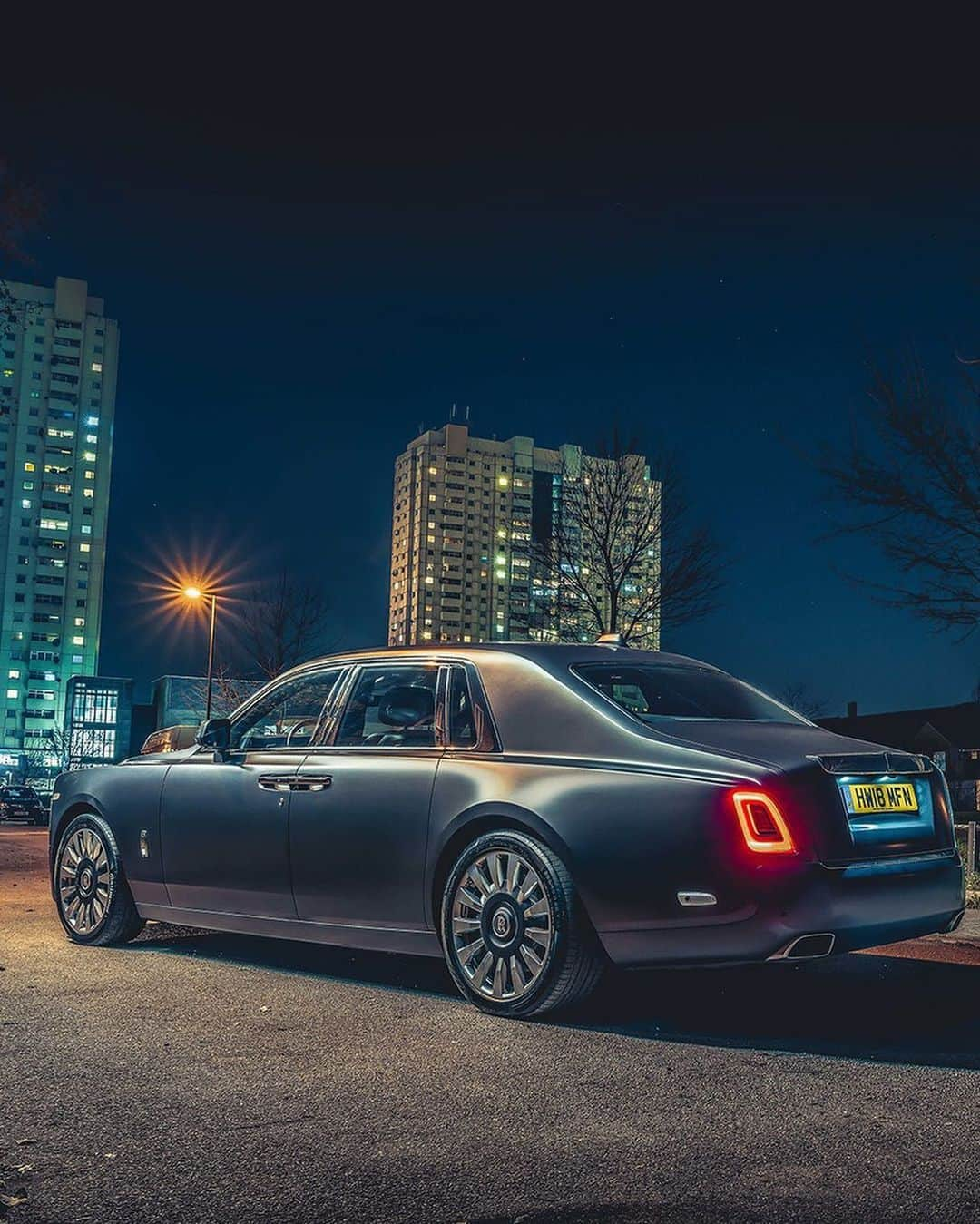 ロールス・ロイスさんのインスタグラム写真 - (ロールス・ロイスInstagram)「Showcasing an urban landscape. @mark_scenemedia captured Phantom in a fashion befitting of its spirit; disruptive, imperious and unapologetically contemporary.  #Phantom #RollsRoyce  CO2 emission: 329-328 g/km ; Fuel consumption: 19.5-19.6 mpg / 14.5-14.4 l/100km  The values of fuel consumptions, CO2 emissions and energy consumptions shown are determined according to the European Regulation (EC) 715/2007 in the version applicable at the time of type approval. The range shown considers optional equipment and the different size of wheels and tires available on the selected model and may vary during the configuration.  The values are already based on the new WLTP regulation and are translated back into NEDC-equivalent values in order to ensure the comparison between the vehicles. For the assessment of taxes or other duties based (at least inter alia) on CO2-emissions the CO2 values may differ to the values stated here.  Further information on official energy and fuel consumption and the official specific CO2 emissions of new passenger cars can be found in the “Guide to Fuel Consumption, CO2 Emissions and Electricity Consumption of New Passenger Cars”, which is available at all outlets free of charge and at http://carfueldata.direct.gov.uk in the United Kingdom, http://www.dat.de/angebote/verlagsprodukte/leitfaden-kraftstoffverbrauch.html in Germany, or your local government authority.」8月1日 0時23分 - rollsroycecars