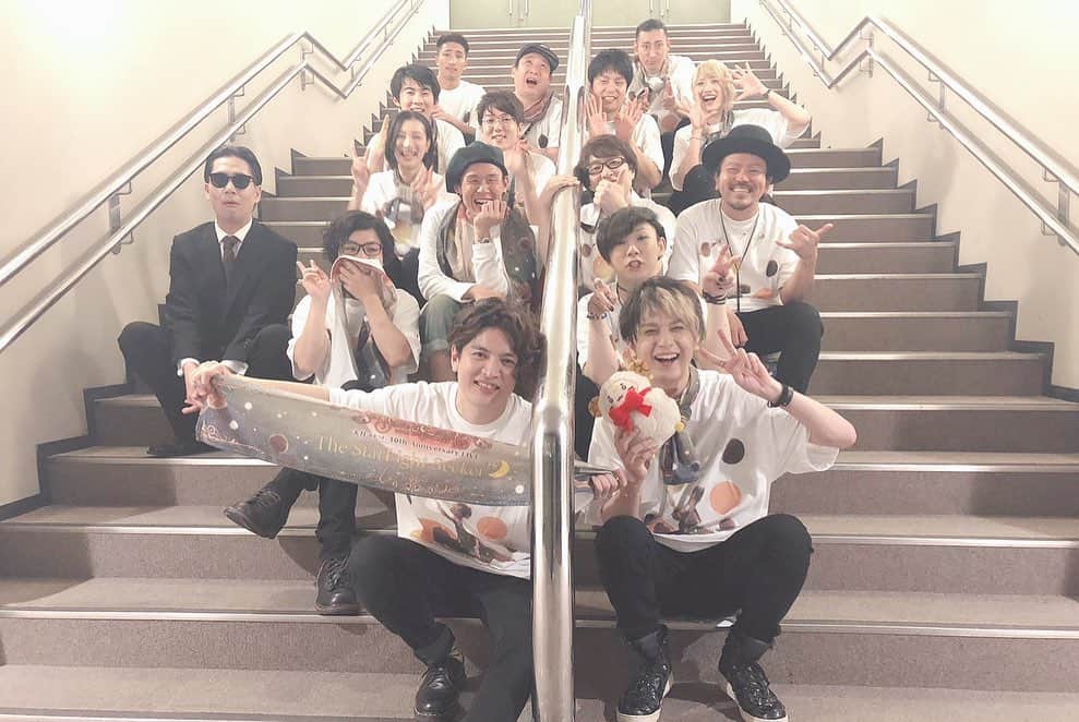 シーサーさんのインスタグラム写真 - (シーサーInstagram)「・ 天月10th Anniversary LIVE.『The StarLight Seeker』 in 大阪城ホール 色んな縁があって参加できた城ホール！お客さん笑顔満開で絶景でした。タノシイがすぎた!! 天月くん、誘ってくれたヤス！ダンサーのみんな。 初参加だけどあたたかく迎えてくれたお客さん！！ ありがとう様◎ パーティーは続くよ！ ピス！  お写真 SARUちゃん  #天月 #10周年 #おめでとう #大阪城ホール #thestarlightseeker」8月1日 0時26分 - __seasir__
