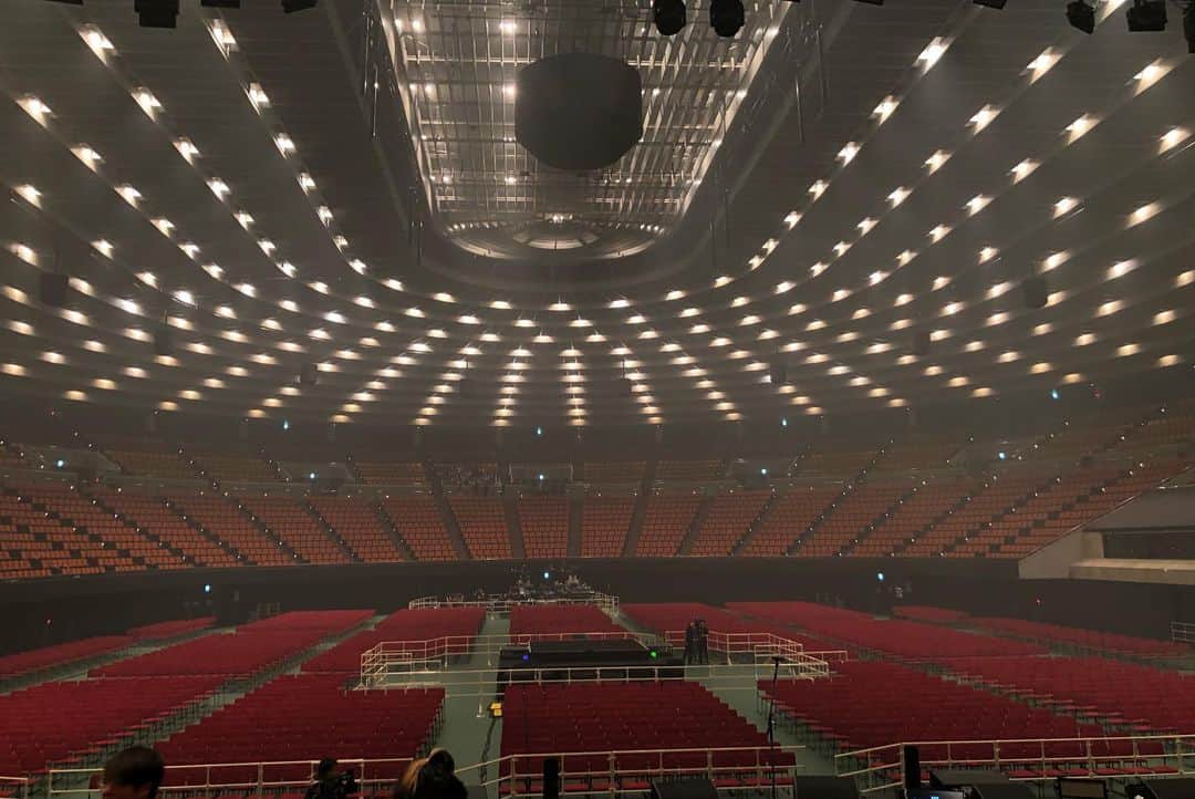 シーサーさんのインスタグラム写真 - (シーサーInstagram)「・ 天月10th Anniversary LIVE.『The StarLight Seeker』 in 大阪城ホール 色んな縁があって参加できた城ホール！お客さん笑顔満開で絶景でした。タノシイがすぎた!! 天月くん、誘ってくれたヤス！ダンサーのみんな。 初参加だけどあたたかく迎えてくれたお客さん！！ ありがとう様◎ パーティーは続くよ！ ピス！  お写真 SARUちゃん  #天月 #10周年 #おめでとう #大阪城ホール #thestarlightseeker」8月1日 0時26分 - __seasir__