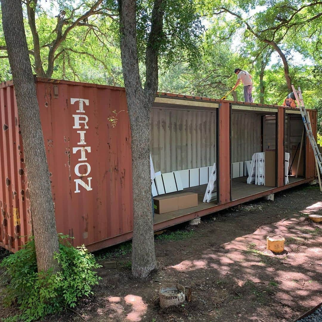 ジョジョ・フレッチャーさんのインスタグラム写真 - (ジョジョ・フレッチャーInstagram)「This was such a fun project for us! SWIPE to see the BEFORE & AFTERS of our very first Shipping Container renovation!」8月1日 0時30分 - joelle_fletcher