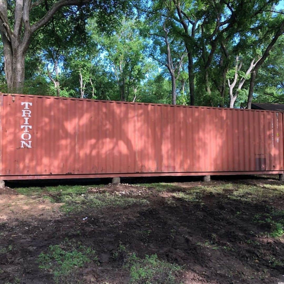 ジョジョ・フレッチャーのインスタグラム：「This was such a fun project for us! SWIPE to see the BEFORE & AFTERS of our very first Shipping Container renovation!」