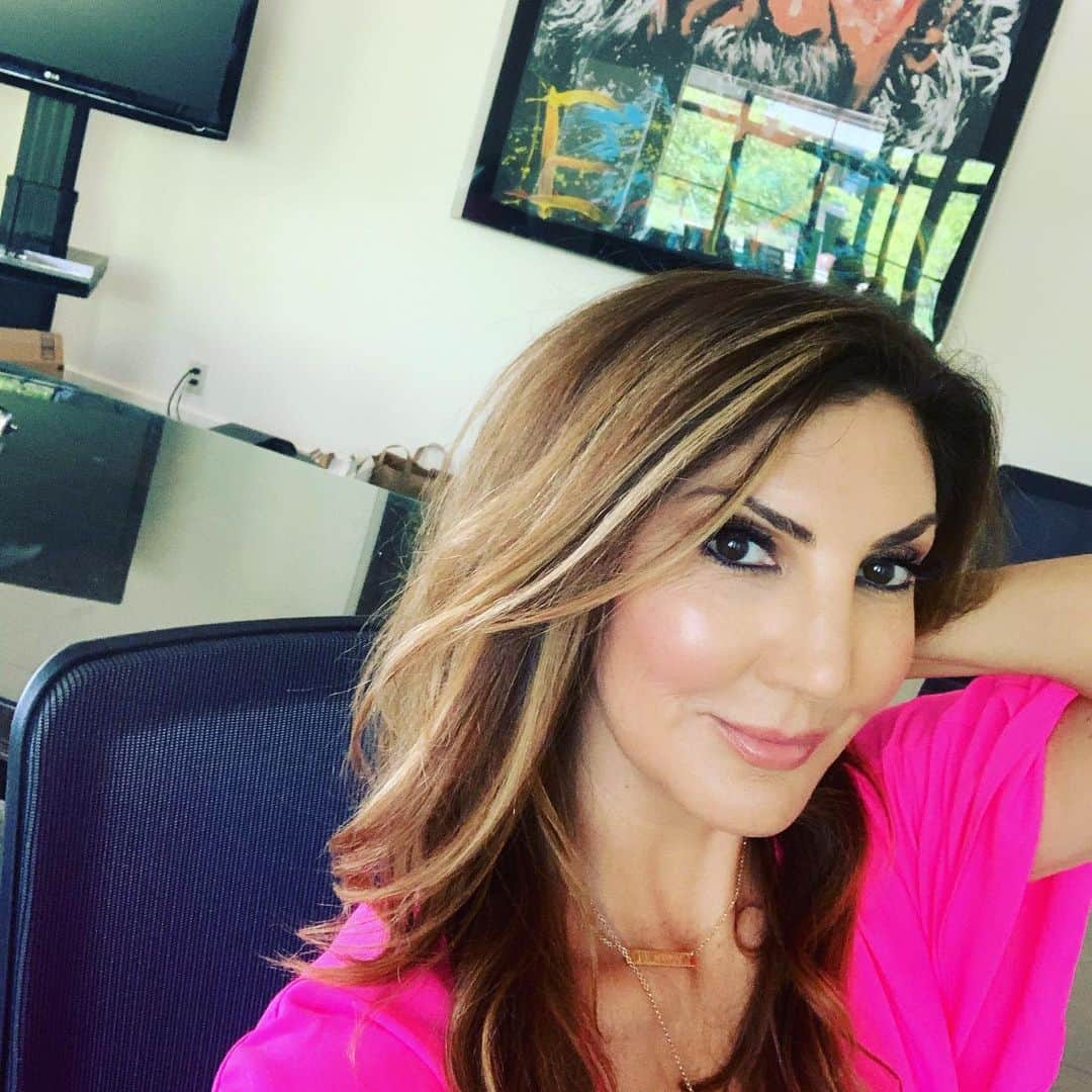 ヘザー・マクドナルドのインスタグラム：「We had the best time filming in #Napa and I got some really good selfie light so decided to share it with the rest of world. #juicyscoop」