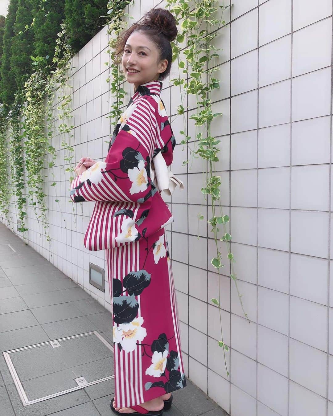 のインスタグラム：「今年は浴衣何回着れるかな？ @ami_nakagawa_  #中川愛海 #浴衣 #浴衣ヘア #浴衣 #恵比寿 #恵比寿盆ダンス #一日一回カンパイ」