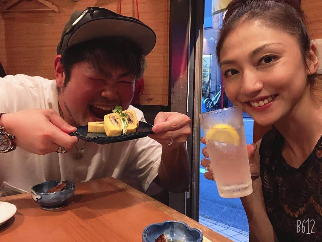 のインスタグラム：「ばっしーお休みの日！ 最近はお休みを奪ってます！ ありがとう😊そしてやっとハワイ土産渡せた！ お揃いシリーズ！ さらにバースデーサプライズをしたよー みんなでワイワイお祝いでき良かったー @ami_nakagawa_  @mio.gray  #一日一回カンパイ #恵比寿 #恵比寿グルメ #中川愛海 #ハングリーおめでとう #みんな大好きメンバー」