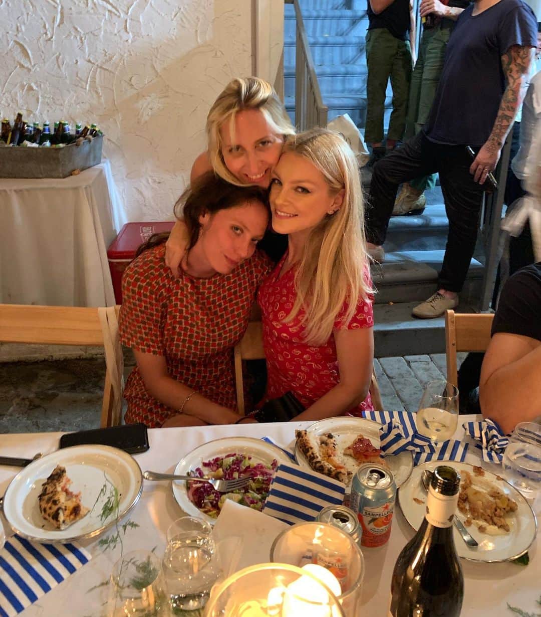 ジェシカ・スタムのインスタグラム：「Don’t forget to squeeze your best friends ❤️」