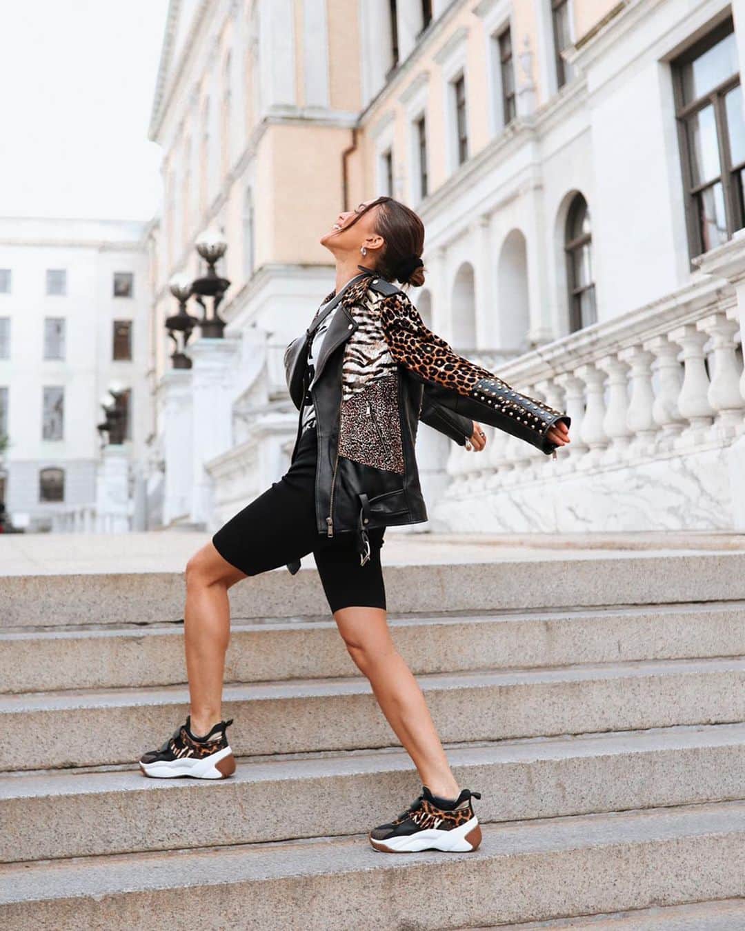 Camila Coelhoさんのインスタグラム写真 - (Camila CoelhoInstagram)「Tuesdays in sneakers! Feeling fashionably comfortable and filled with energy!💫 @michaelkors #ad ———- Terças de tênis - e cheia de energia! (Usando look total @michaelkors ) #ootd #lookdodia」8月1日 0時43分 - camilacoelho
