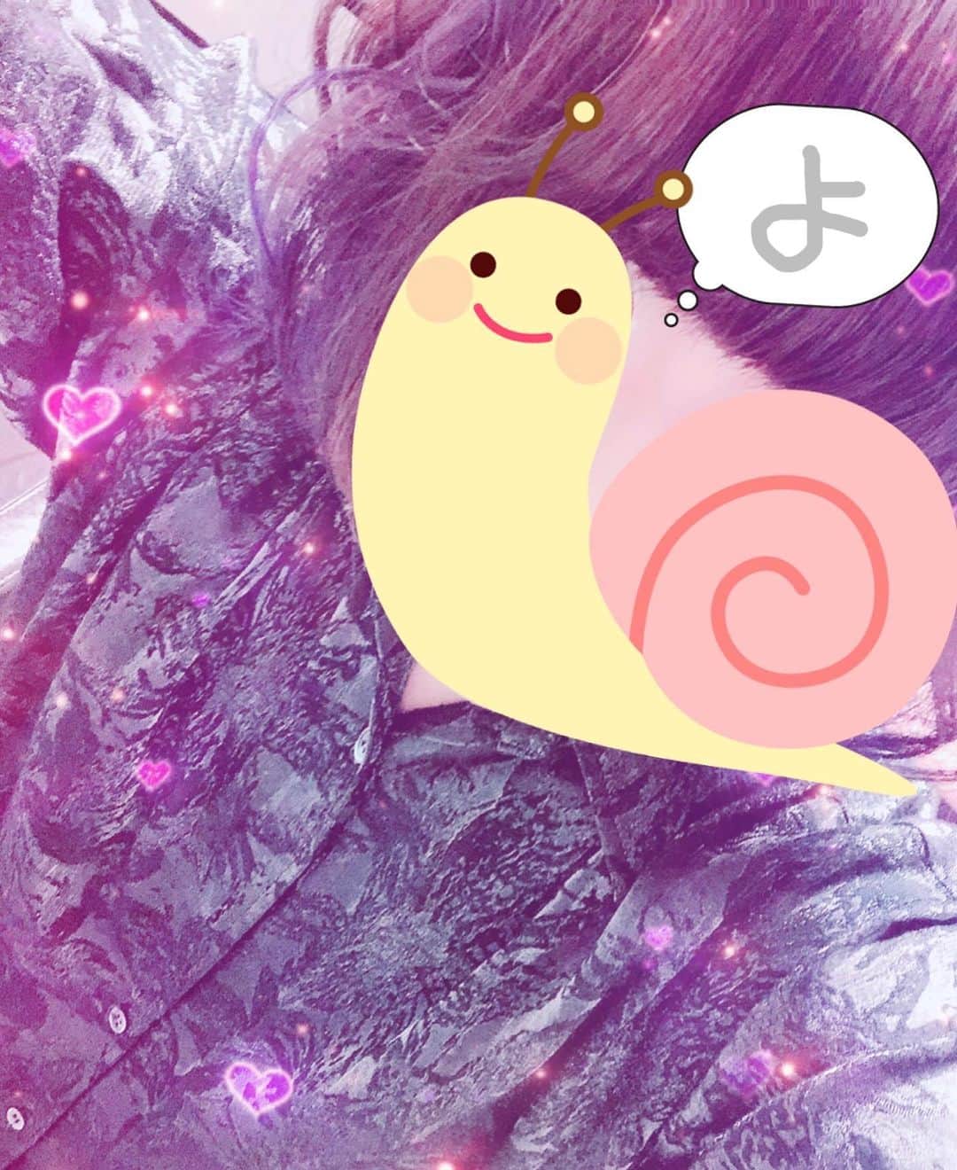 なるせのインスタグラム：「顔を上手にガードするかたつむりくん」