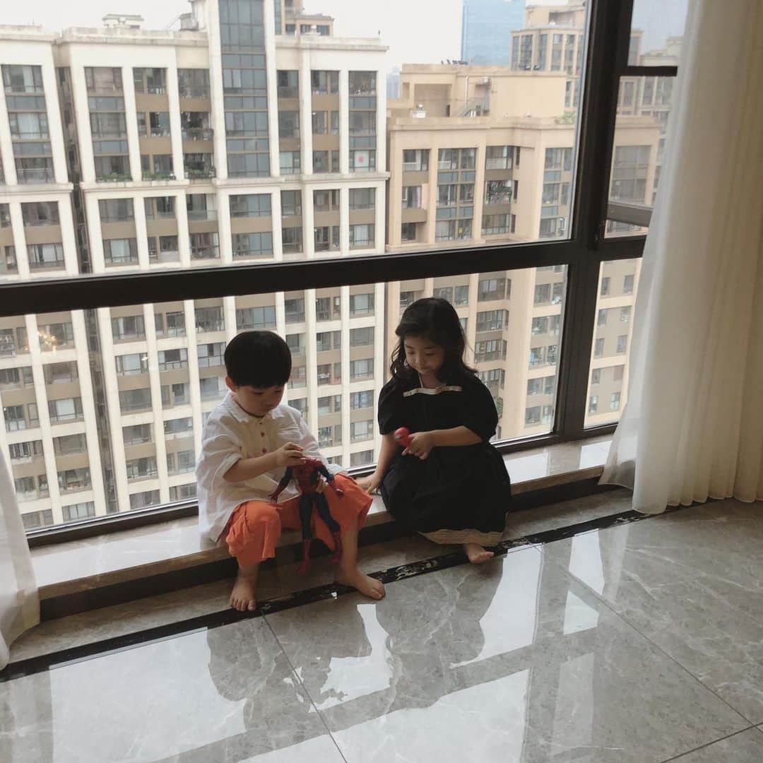 のインスタグラム：「귀염둥이들👫 #중국친구동동이 #싸웠다화해했다 #그래도친구친구」