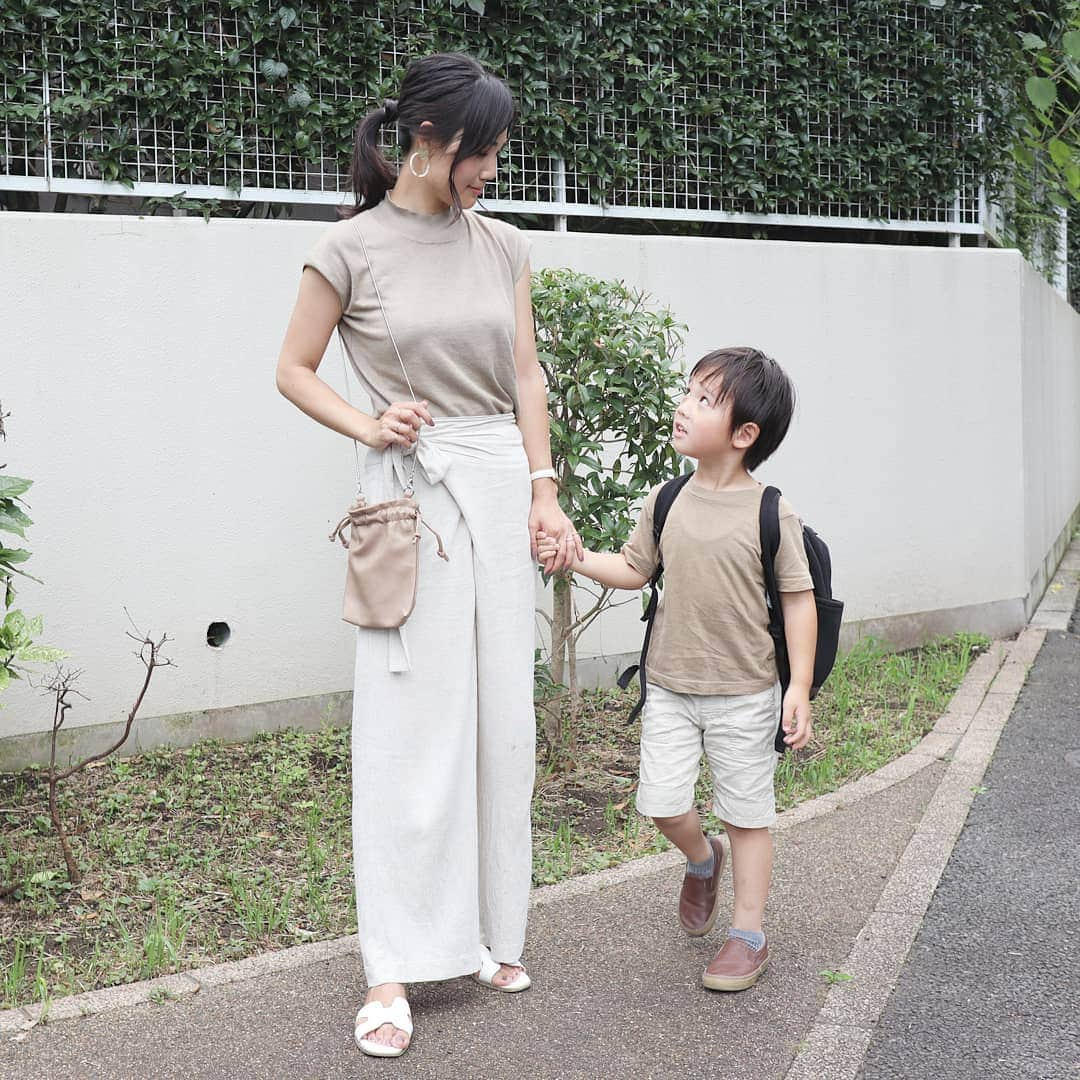 Eri Satoさんのインスタグラム写真 - (Eri SatoInstagram)「beige×ivoryリンクコーデ · tops: @titivatejp  #ベーシックフレンチスリーブライトニット pants: @reedit_official bag,shoes: @titivatejp · 先日のコーデ 息子が4歳に見えない😇 娘が生まれてからというもの、 息子と二人きりで出掛けたことがないので、この夏は二人でどこか一緒に行ってみたいなぁ···🤔 · #ティティベイト#titivate  #titivatestyle#fashion#ootd#outfit#code#coordinate#style#instafashion#instagood#instalike#ファッション#コーディネート#コーデ#プチプラ#プチプラコーデ#ママコーデ#シンプルコーデ#mamagirl#locari#ママファッション #partegram#読者モデル#ママモデル #l4like#カジュアル#お洒落さんと繋がりたい#親子リンクコーデ愛好家」8月1日 0時53分 - satoeri626