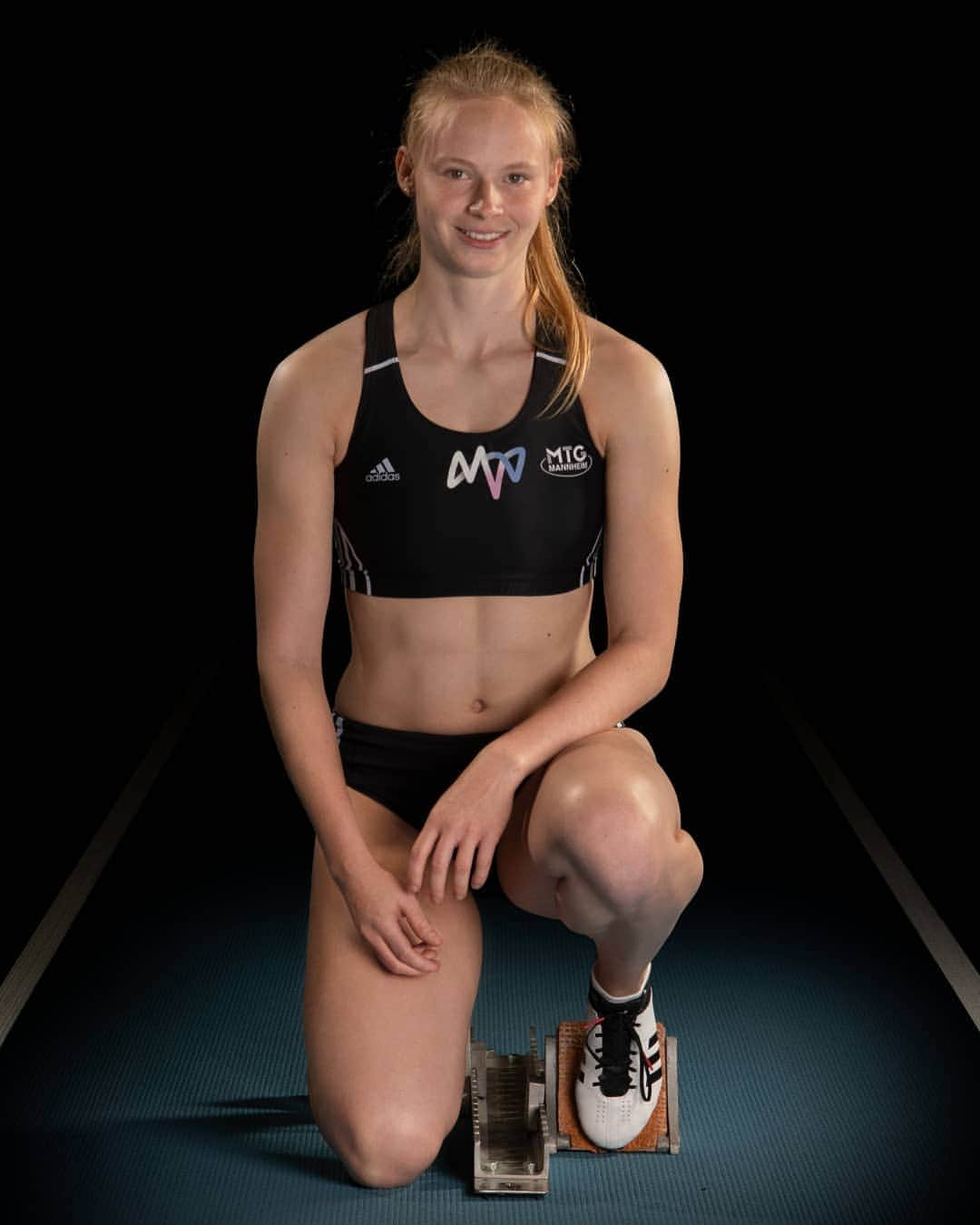 Jessica-Bianca WESSOLLYのインスタグラム：「Am Wochenende ist es endlich so weit. Die @diefinals_berlin2019 stehen an. Ich freue mich unheimlich auf die blaue Bahn im Olympiastadion und gebe alles meinen Titel über 200m verteidigen zu können 🤗💪 Drückt mir dafür die Daumen ✊ 📸 @sportfoto.pro  #adidas #adidasrunning #heretocreate #nationals #AdiJess #trackandfield #200m #berlin #mtgmannheim #mvvenergie」