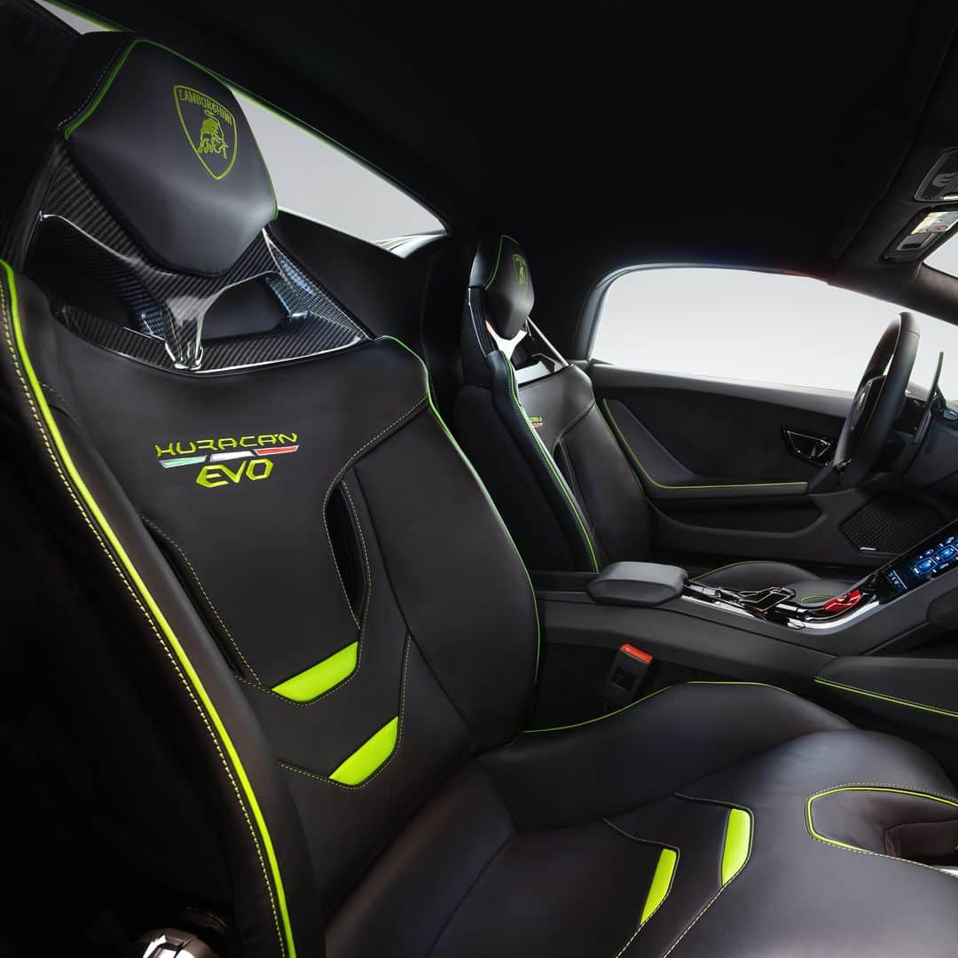 ランボルギーニのインスタグラム：「Comfort is part your driving experience, so set it up your way.  Check out our new seats for Lamborghini Huracán EVO: increased roominess, full carbon, aluminium details and many other options.  #Lamborghini #HuracanEVO」