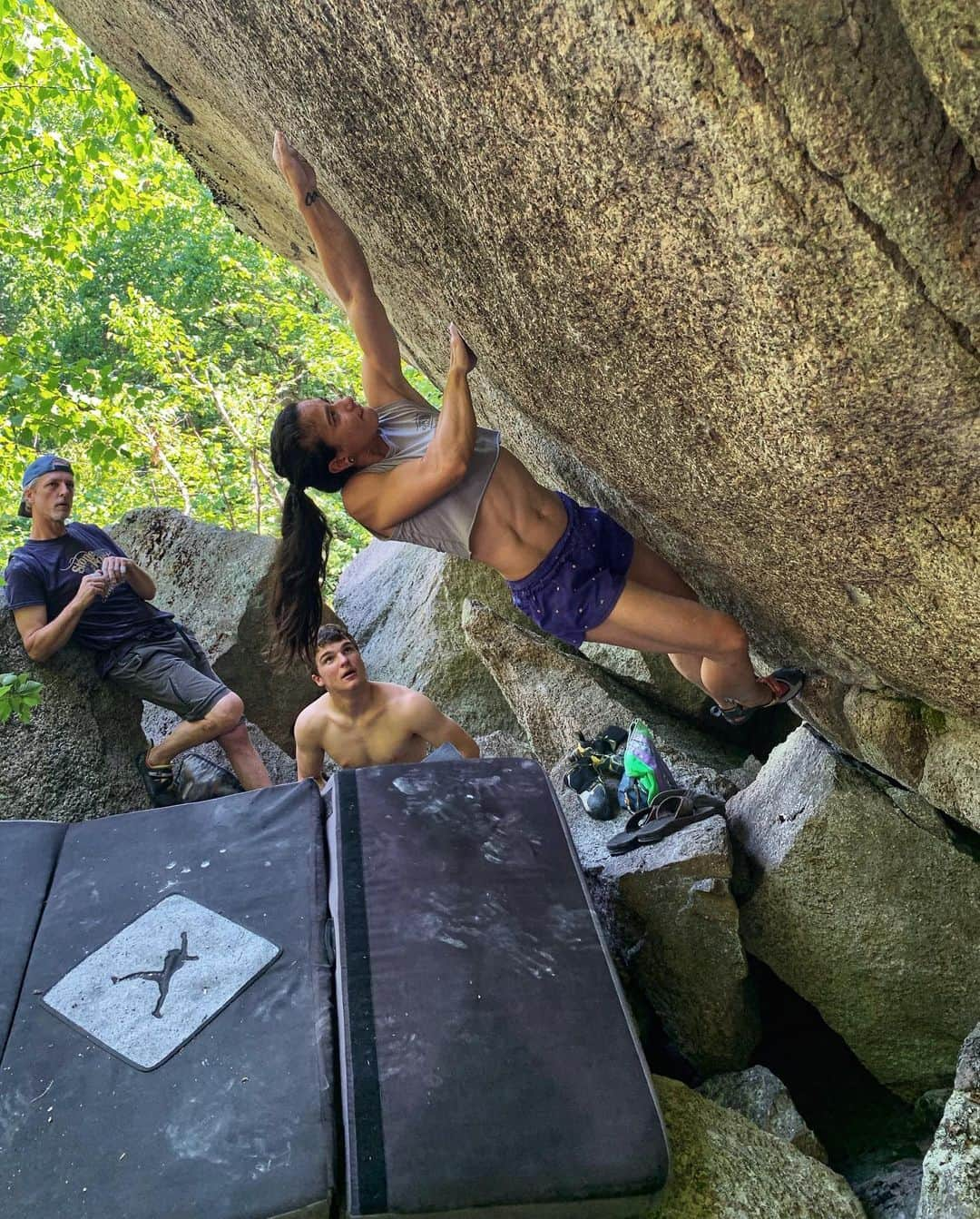 ニーナ・ウィリアムズさんのインスタグラム写真 - (ニーナ・ウィリアムズInstagram)「92 degrees 🥵 on the east coast, but that didn’t stop this merry crew of boulderers from getting out!! We played around on fresh Conway blocks and I even managed a lil’ first ascent 😁😁 then took a dip in Whitton Pond afterwards! What a fun, classic session with @ben_climber @brettarete @bradyclimbsalot @martin_rocknetwork @alexa_gutowski 💛 Thanks for the tour. Love hanging with my New England homies!! 📸 @ben_climber  #climbing #bouldering #newenglandbouldering #newhampshire」8月1日 1時01分 - sheneenagins