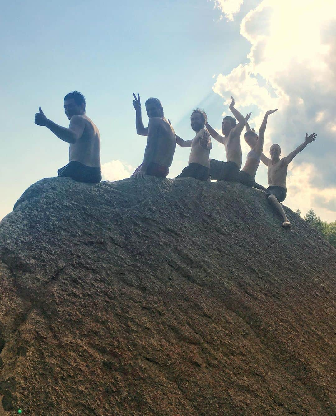 ニーナ・ウィリアムズさんのインスタグラム写真 - (ニーナ・ウィリアムズInstagram)「92 degrees 🥵 on the east coast, but that didn’t stop this merry crew of boulderers from getting out!! We played around on fresh Conway blocks and I even managed a lil’ first ascent 😁😁 then took a dip in Whitton Pond afterwards! What a fun, classic session with @ben_climber @brettarete @bradyclimbsalot @martin_rocknetwork @alexa_gutowski 💛 Thanks for the tour. Love hanging with my New England homies!! 📸 @ben_climber  #climbing #bouldering #newenglandbouldering #newhampshire」8月1日 1時01分 - sheneenagins