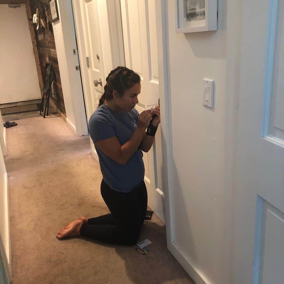 ニア・ピープルズさんのインスタグラム写真 - (ニア・ピープルズInstagram)「Locked out of a bedroom with no key on site, this is Problem solving the Peeples way: team effort from outside and in as the #matriarch looks on with pride. #hilarious #family #girlpower #teamwork」8月1日 1時05分 - niapeeples