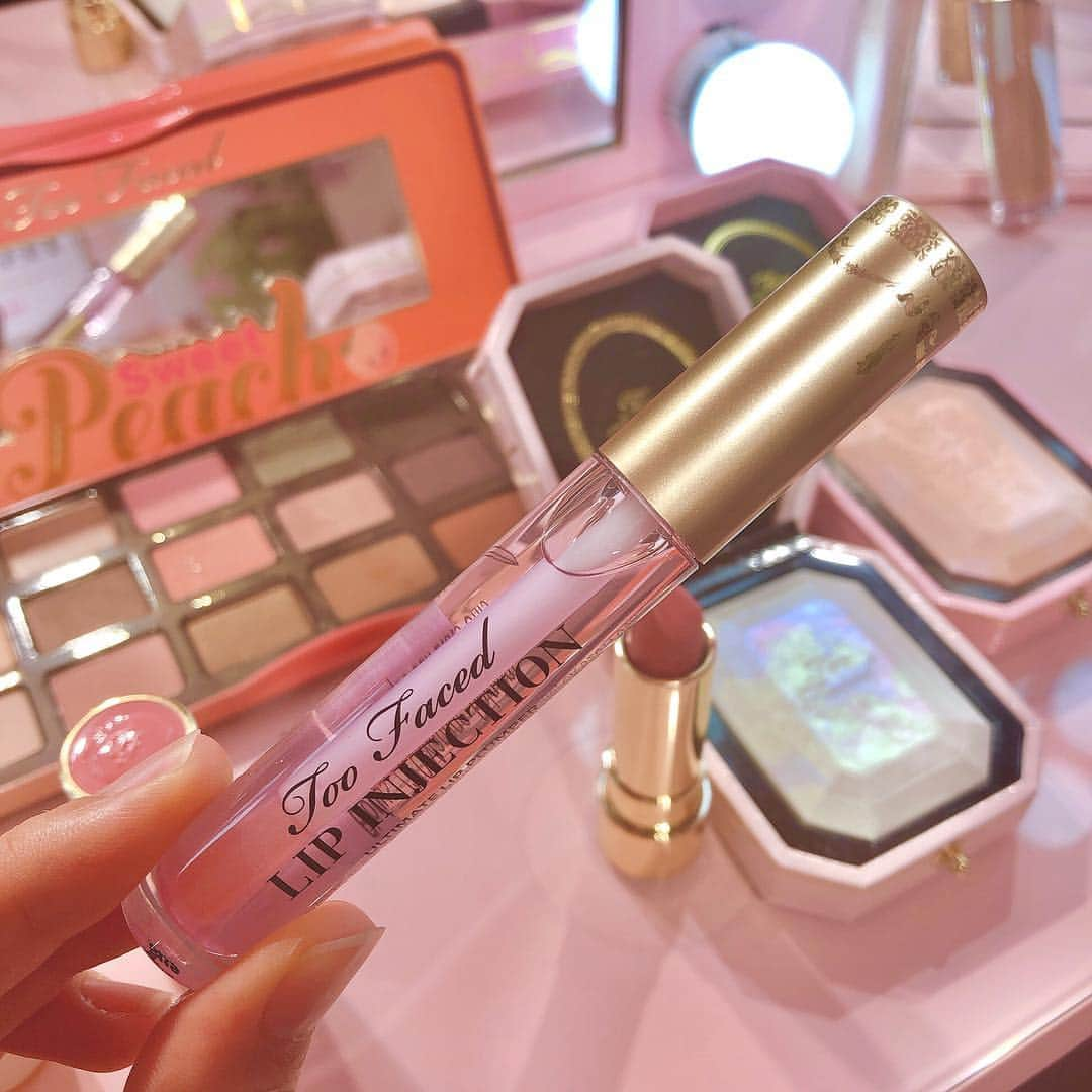 mimiさんのインスタグラム写真 - (mimiInstagram)「カルフォルニア発のコスメブランド💄 ✨Too Faced✨ @toofacedlovesjapan が遂に日本上陸💕 伊勢丹新宿本店で一週間限定のポップアップショップがオープンしているので初日に行ってきました😊 店内ピンクですっごく可愛くて そんなキラキラ空間でタッチアップ💄 一番人気の ダイヤモンドライトマルチユースハイライターは〔七枚目〕 名前の通りダイヤモンドみたいに何色もの輝きがキラキラして可愛いんだけど つけると意外に肌馴染みもよく顔がいい感じに明るく艶っぽくなる💕 担当してくれたお姉さんおすすめの パワープランピングリップグロスは〔六枚目〕 びっくりするくらい唇ぷっくりになります💋 付けた後はピリッとするのだけど 私は全然大丈夫でした🙆‍♀️✨ 気になってた ジューシーマットロングウェアリップスティックは〔九枚目〕 マットのリップスティックなんだけど 普段マットのリップをあまり使わない私もときめいちゃうくらい仕上がりがよくて二本GETしちゃいました😍 しかもねこのリップスティック、桃のあま〜い香りがするの😊💕 癒されるっ✨✨ 待望のコスメブランドが日本上陸&先行販売ということもあって 朝からずーっと店舗前には列ができていたけど 優しくて可愛いスタッフの皆さんは丁寧にご案内してくれます💕 8月6日までだから皆急いで🥺✨ 後、公式アカウント @toofacedlovesjapan をフォローすると、  抽選で30名様に「ダイヤモンド ハイライターとブラシの豪華セット」が当たるプレゼントキャンペーンをやってます！  8/13（火）まで！是非フォローしてみてね💕 POPUP💋 7月31日（水）～8月6日（火） 伊勢丹新宿本店1階ザ・ステージ ・ #OwnYourPretty #トゥーフェイスド #TooFacedJapan #トゥーフェイスド #海外コスメ  #ピンクコスメ #PR #mimi美容 #美容マニア #コスメマニア #popupshop #伊勢丹新宿 #伊勢丹新宿本店 #カルフォルニア #キラキラ空間 #女子力 #ピンクマニア #allpinkeverything」8月1日 1時10分 - chan.mi3