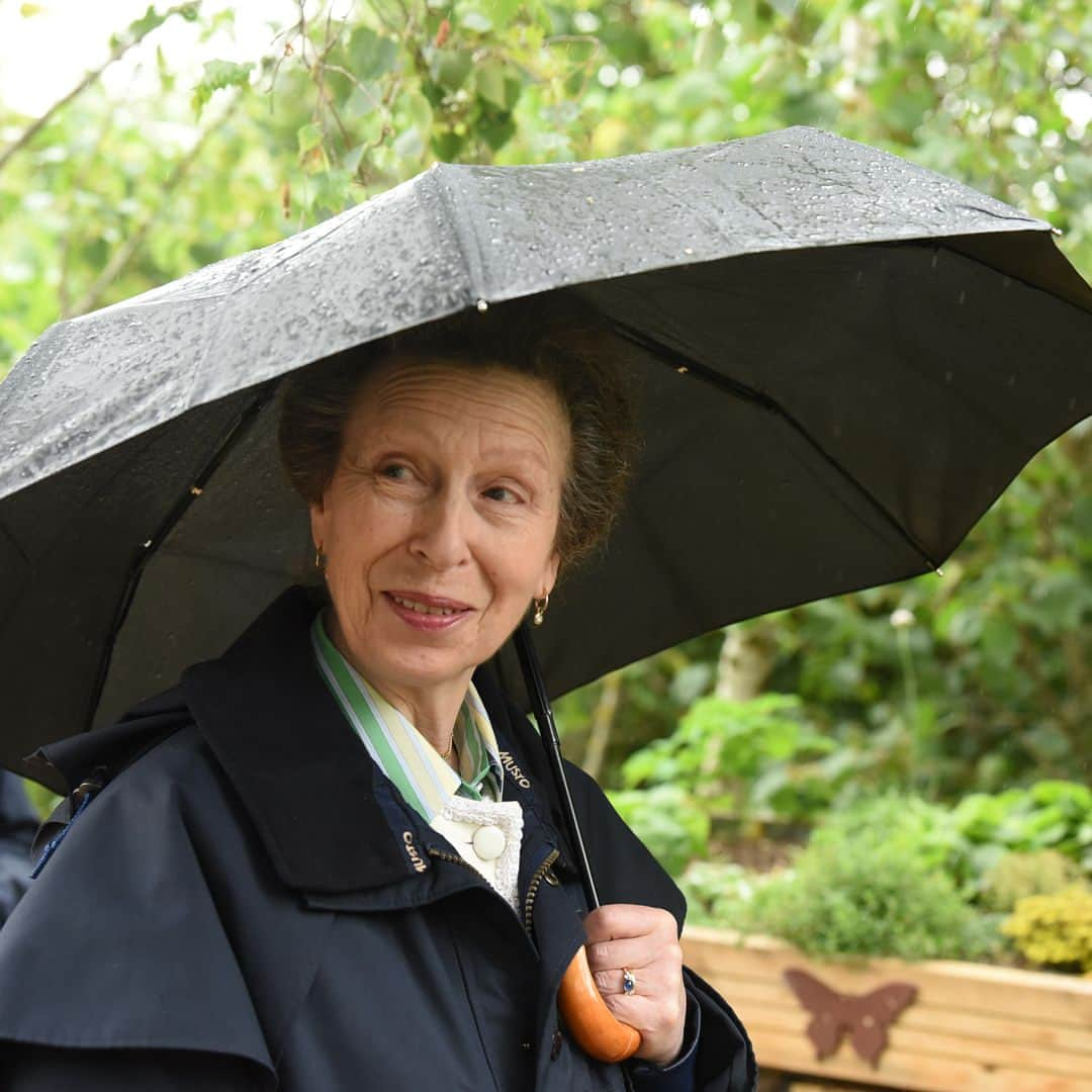 ロイヤル・ファミリーさんのインスタグラム写真 - (ロイヤル・ファミリーInstagram)「🌳 This week, The Princess Royal dedicated The Forest of Marston Vale to @queenscanopy - a network of forest conservation initiatives which spans the Commonwealth.  Her Royal Highness also opened the terminal extension at @ldnlutonairport. The airport’s redesigned arrivals area, which displayed a #WomenInAviation mural: a set of wings with a feather for every female member of staff at the airport. The mural was presented by local Girl Guides, Brownies and Rainbows.」8月1日 1時32分 - theroyalfamily