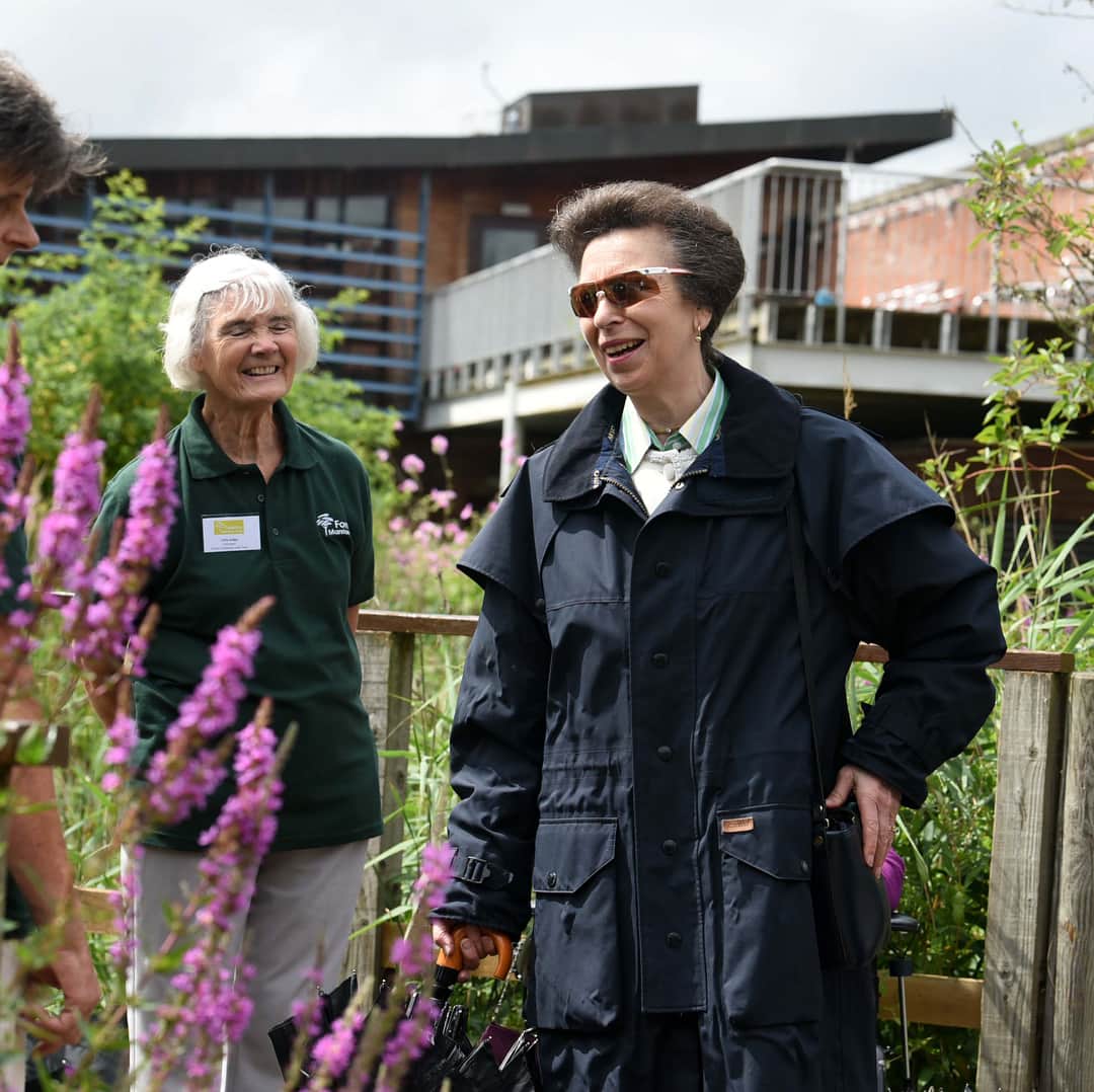 ロイヤル・ファミリーさんのインスタグラム写真 - (ロイヤル・ファミリーInstagram)「🌳 This week, The Princess Royal dedicated The Forest of Marston Vale to @queenscanopy - a network of forest conservation initiatives which spans the Commonwealth.  Her Royal Highness also opened the terminal extension at @ldnlutonairport. The airport’s redesigned arrivals area, which displayed a #WomenInAviation mural: a set of wings with a feather for every female member of staff at the airport. The mural was presented by local Girl Guides, Brownies and Rainbows.」8月1日 1時32分 - theroyalfamily