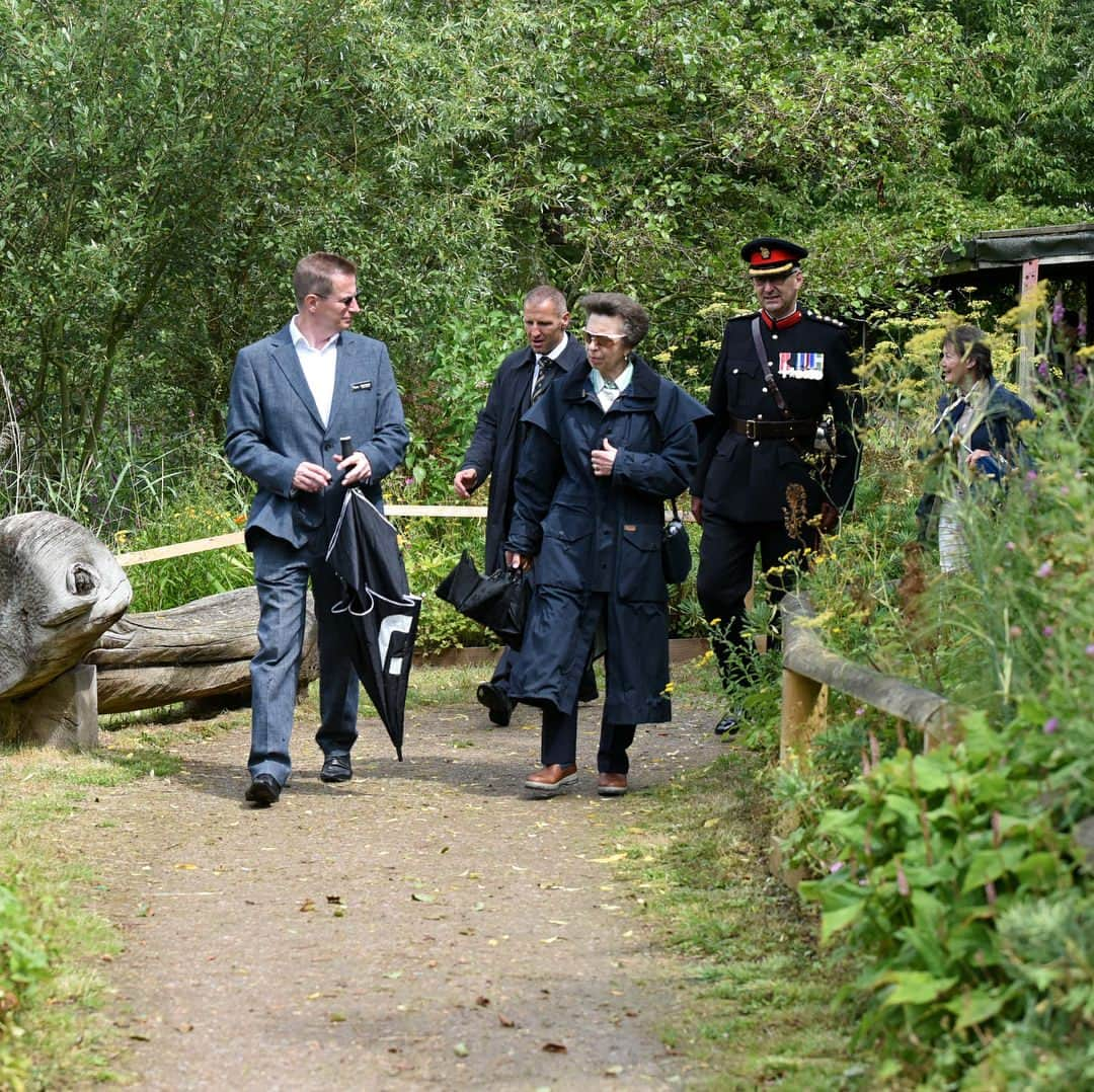 ロイヤル・ファミリーさんのインスタグラム写真 - (ロイヤル・ファミリーInstagram)「🌳 This week, The Princess Royal dedicated The Forest of Marston Vale to @queenscanopy - a network of forest conservation initiatives which spans the Commonwealth.  Her Royal Highness also opened the terminal extension at @ldnlutonairport. The airport’s redesigned arrivals area, which displayed a #WomenInAviation mural: a set of wings with a feather for every female member of staff at the airport. The mural was presented by local Girl Guides, Brownies and Rainbows.」8月1日 1時32分 - theroyalfamily