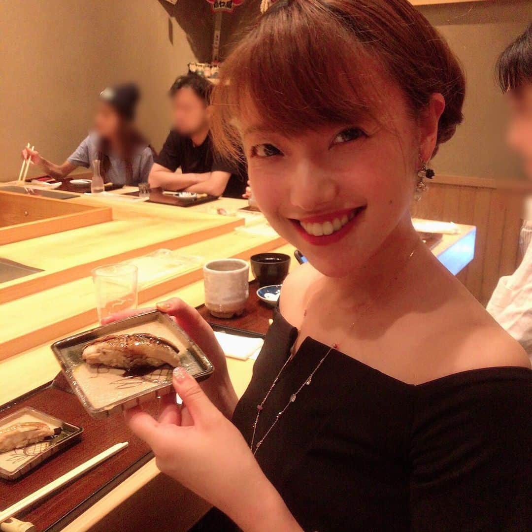 愛水せれ奈さんのインスタグラム写真 - (愛水せれ奈Instagram)「#赤酢 のご飯で握ったお寿司は本気で絶品です✨😆✨ . #卵焼き はかなり弾力がありつつも柔らかく、今までに食べたことのないお味です！ まるでパウンドケーキのようです！！ #芝海老 と#鱧 が混ぜてあり#ハチミツ も入っているとか🌟 #東京宝塚劇場 からちょっと行ったところにありますので#観劇前 の#ランチ にオススメです❣️ . #にぎり 1500円 #おまかせ寿司 4000円 . ⚠️ #予約 は#おまかせ寿司 のみ#可能 です ⚠️ . . 人生一度はお口にしてほしいお寿司屋さんです❤️ . . #寿司 #石島  #新富町 または #築地 #食べログ 3.75」8月1日 1時29分 - airi.aaari.aimi