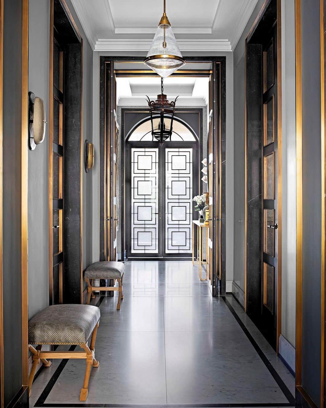 ELLE DECORさんのインスタグラム写真 - (ELLE DECORInstagram)「When @jeanlouisdeniot set out to design this London duplex apartment, he aimed for luxurious details that reflect how people live today. "First impressions last and I wanted to mesmerize visitors straightaway,” he says of the home's entry hall. The space features André Arbus-inspired custom benches with seats in a Naturtex leather. The pendant (foreground) is by Circa Lighting, and the one near the door is 19th-century Venetian. Click the link in bio for the full house tour, as featured in our July/August 2019 issue. Photo: @simonuptonphotos, produced by @cynthiaefrank」8月1日 1時24分 - elledecor