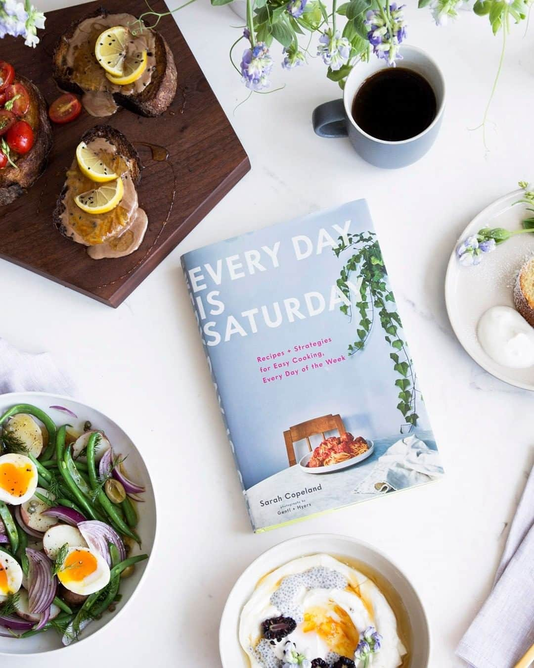 west elmさんのインスタグラム写真 - (west elmInstagram)「🥞GIVEAWAY ALERT! 🥞Stop being a "weekend-only" cook and treat every day like it's Saturday! Start making fresh, delicious meals every day of the week with @chroniclebooks Every Day Is Saturday by @edibleliving. Use the link in bio to score 4 new recipes from the book, plus enter to win a copy and a @westelm cake stand + knife set! To enter, simply follow @westelm + @edibleliving, tag three friends below in the comments, and tell us your favorite weekend brunch food! Good luck 🍳✨ #giveaway #brunch #weekendbrunch #everydayissaturday #entertowin #cookbooks」8月1日 1時37分 - westelm