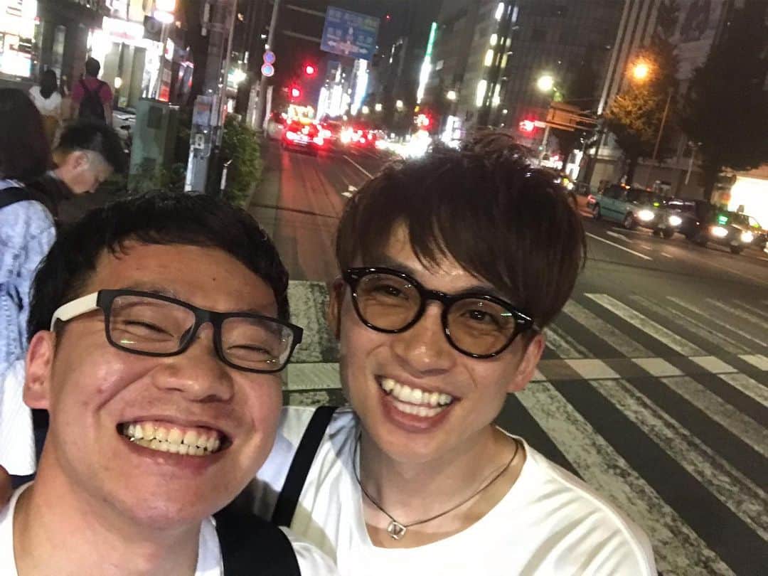 岡下雅典のインスタグラム：「久しぶりにゆずるさんとゆっくり飲ましてもらった！ 色んな話さしてもらってやっぱり漫才劇場のキャプテンアメリカだと思いました！ 最後に写真撮りましょと言うたら 「もっと東京っぽい場所で撮りたいけどな…」と小さい声で言うてました！ 何回も来てるはずなのに確実に東京来てテンション上がってました💕」