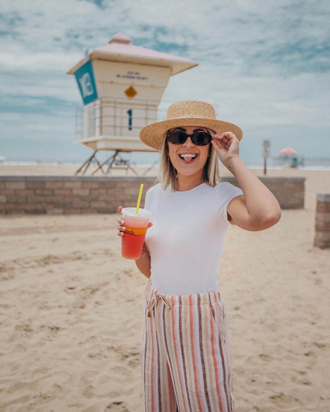 Stephanie Sterjovskiさんのインスタグラム写真 - (Stephanie SterjovskiInstagram)「Beach or pool? 😎 I’m a beach girl 🙋‍♀️ These colourful striped linen pants are perfect for a beach vacation. 🍭Sharing this look & my summer to-do list on the blog today! Link in bio. 🏖 . http://liketk.it/2DP7G @liketoknow.it #liketkit #LTKstyletip #uoonyou #outfitoftoday #beachvacation #huntingtonbeach」8月1日 1時32分 - stephsjolly